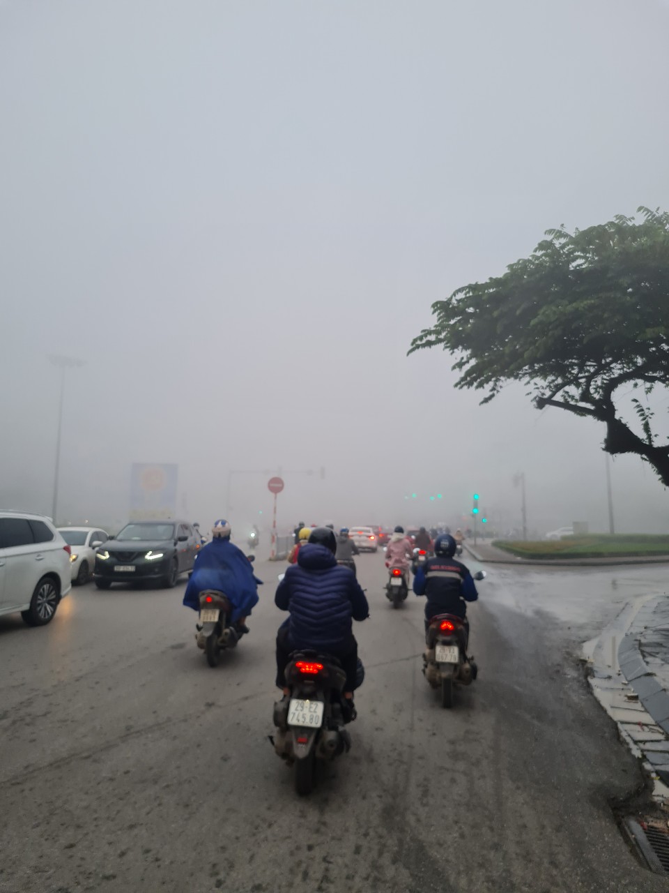 Chùm ảnh: Đường phố Hà Nội cực lạ trong sương mù dày đặc- Ảnh 10.