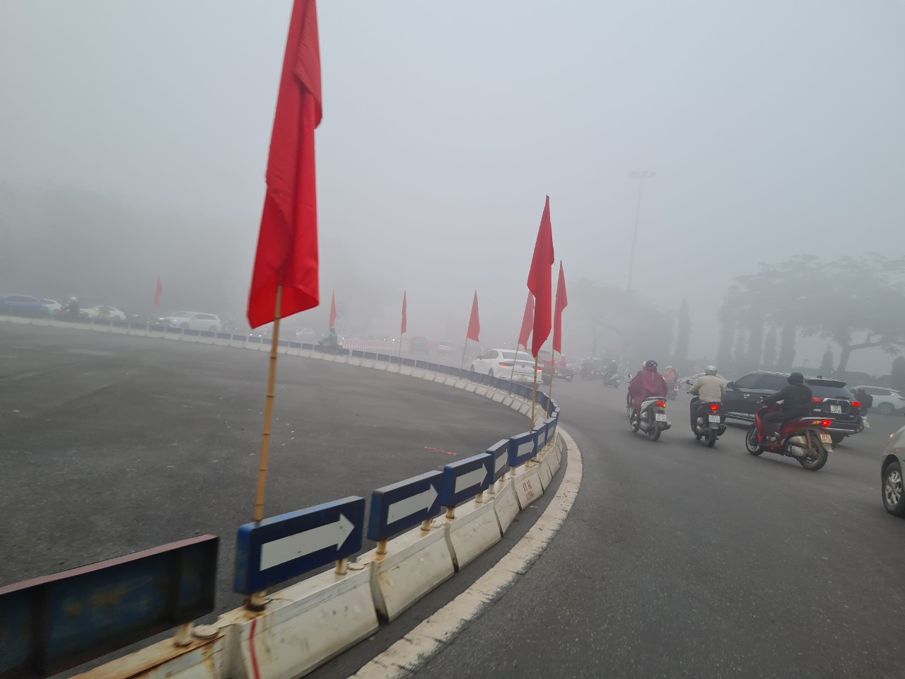 Chùm ảnh: Đường phố Hà Nội cực lạ trong sương mù dày đặc- Ảnh 11.