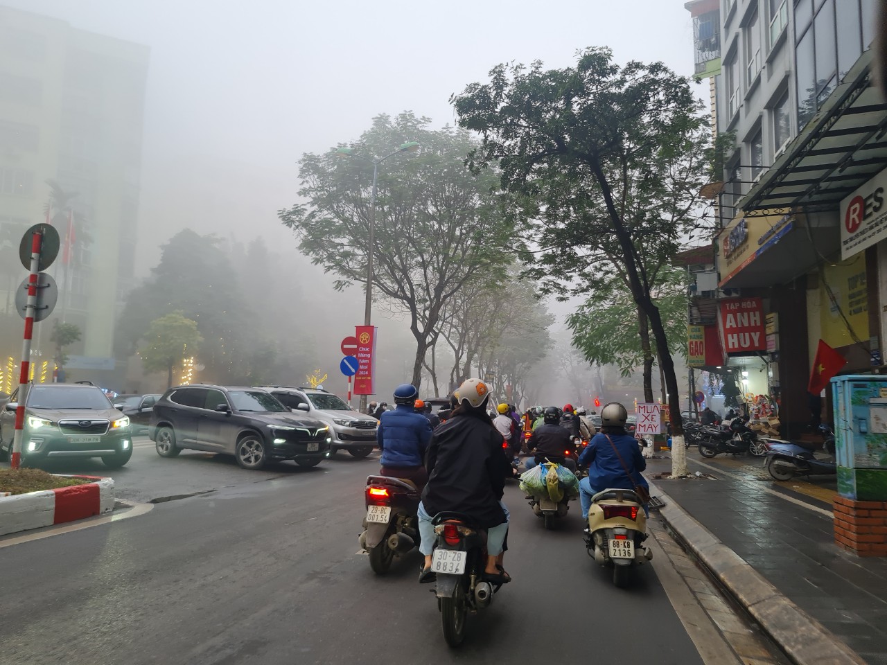 Chùm ảnh: Đường phố Hà Nội cực lạ trong sương mù dày đặc- Ảnh 12.