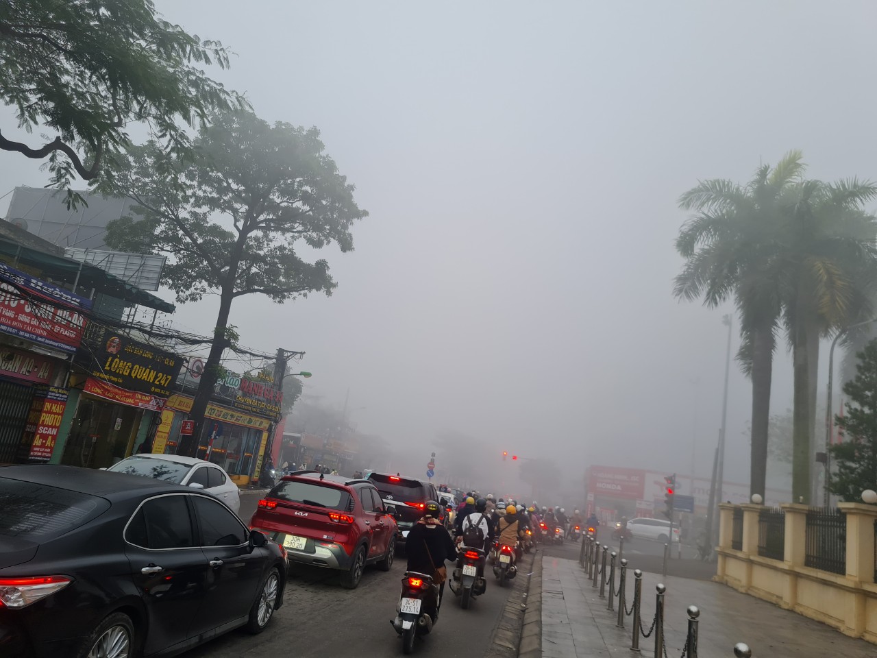 Chùm ảnh: Đường phố Hà Nội cực lạ trong sương mù dày đặc- Ảnh 13.