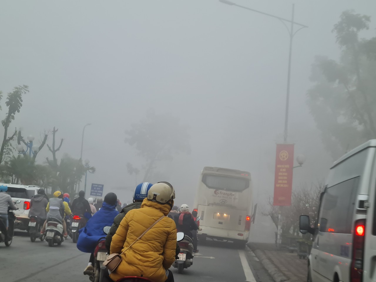 Chùm ảnh: Đường phố Hà Nội cực lạ trong sương mù dày đặc- Ảnh 14.