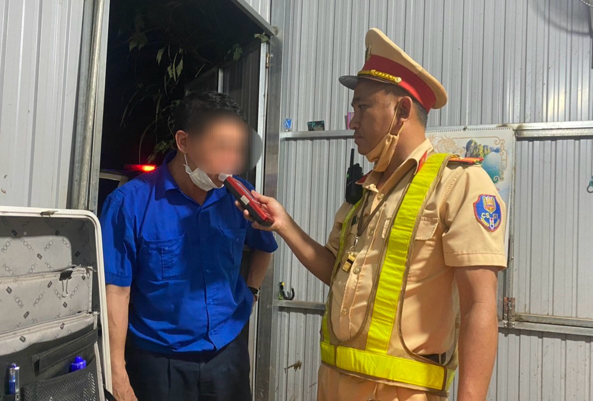 CSGT tỉnh Đắk Nông xử phạt tài xế xe buýt vi phạm nồng độ cồn- Ảnh 1.