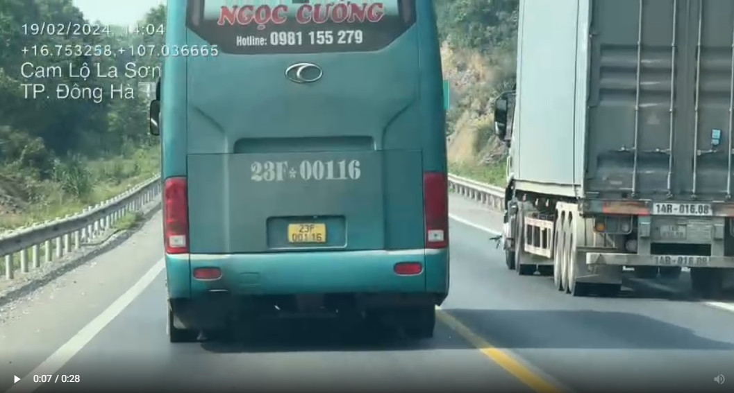 Cục CSGT ghi hình xử phạt hàng loạt ô tô vượt ẩu trên đường cao tốc Cam Lộ - La Sơn- Ảnh 1.