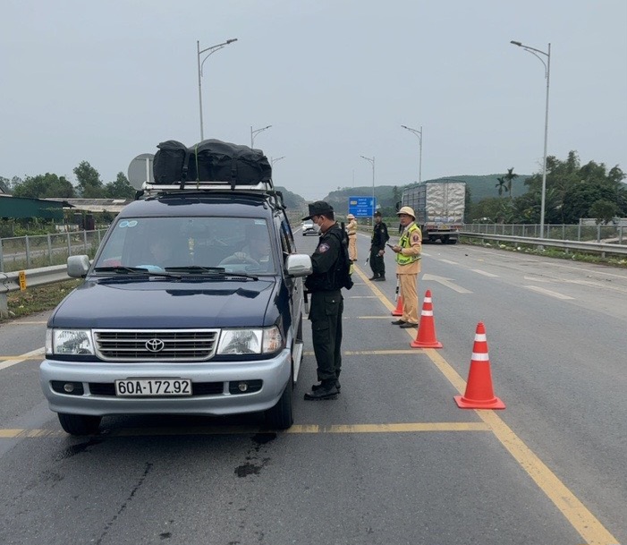 Cục CSGT ghi hình xử phạt hàng loạt ô tô vượt ẩu trên đường cao tốc Cam Lộ - La Sơn- Ảnh 3.