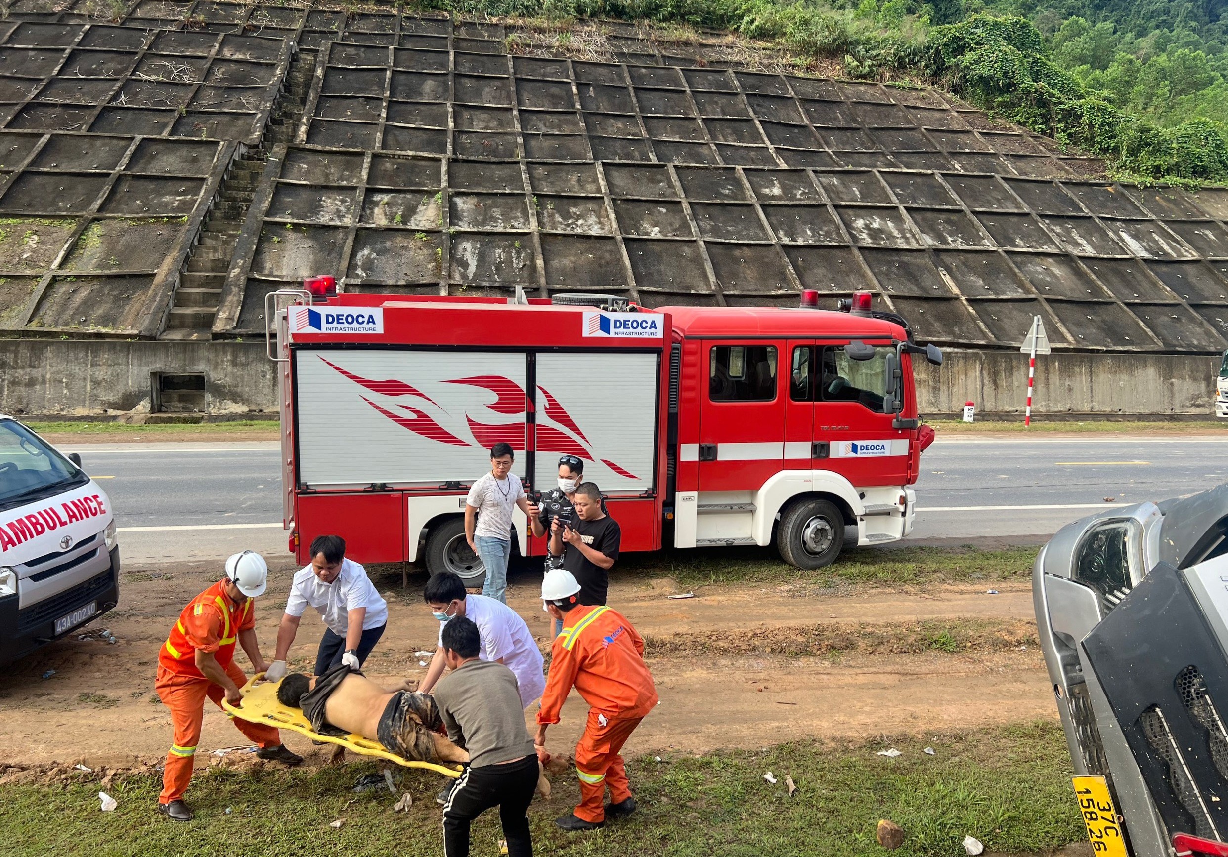 Hiện trường ô tô lật trên đường La Sơn - Túy Loan qua Đà Nẵng, 1 người tử vong- Ảnh 2.