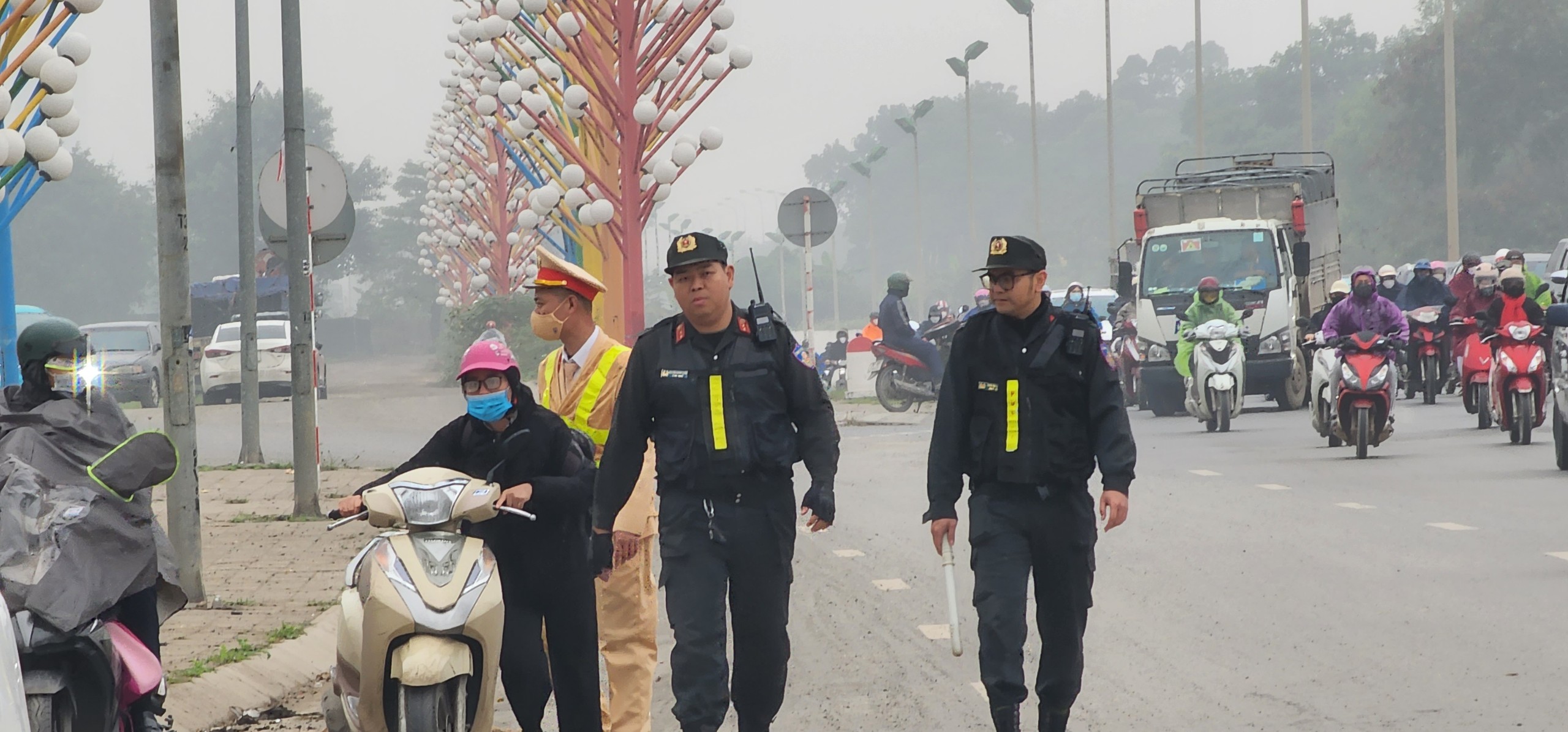 CSGT Hà Nội "đón lõng" xử phạt hàng loạt người đi xe máy trên Đại lộ Thăng Long- Ảnh 3.