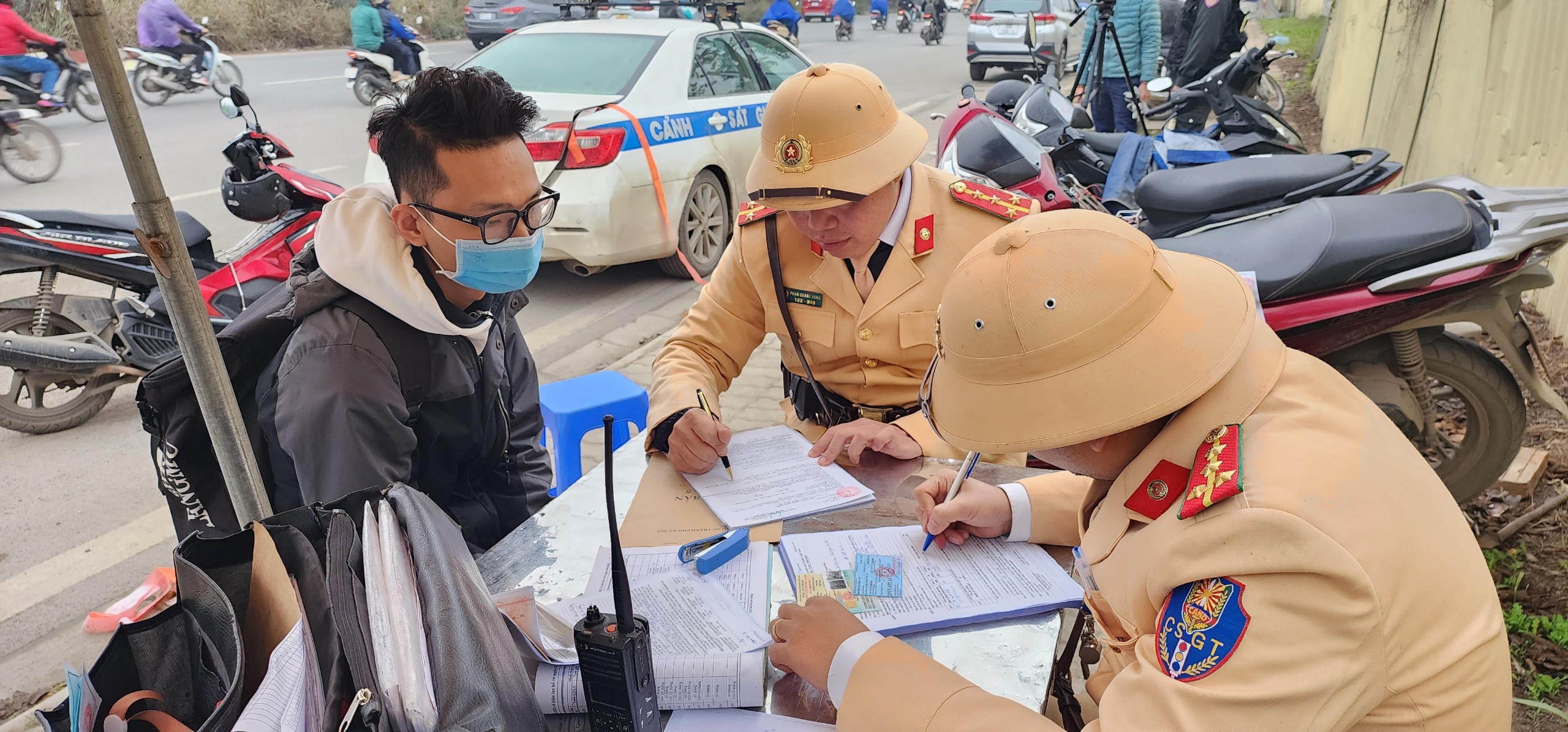 CSGT Hà Nội "đón lõng" xử phạt hàng loạt người đi xe máy trên Đại lộ Thăng Long- Ảnh 4.