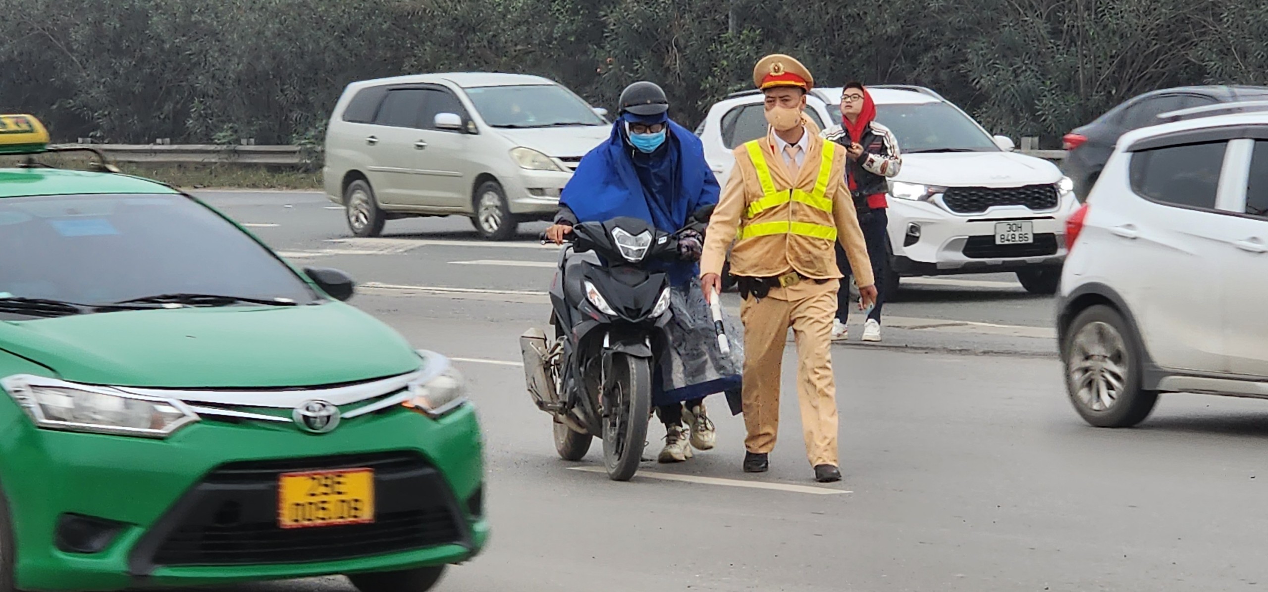 CSGT Hà Nội "đón lõng" xử phạt hàng loạt người đi xe máy trên Đại lộ Thăng Long- Ảnh 2.