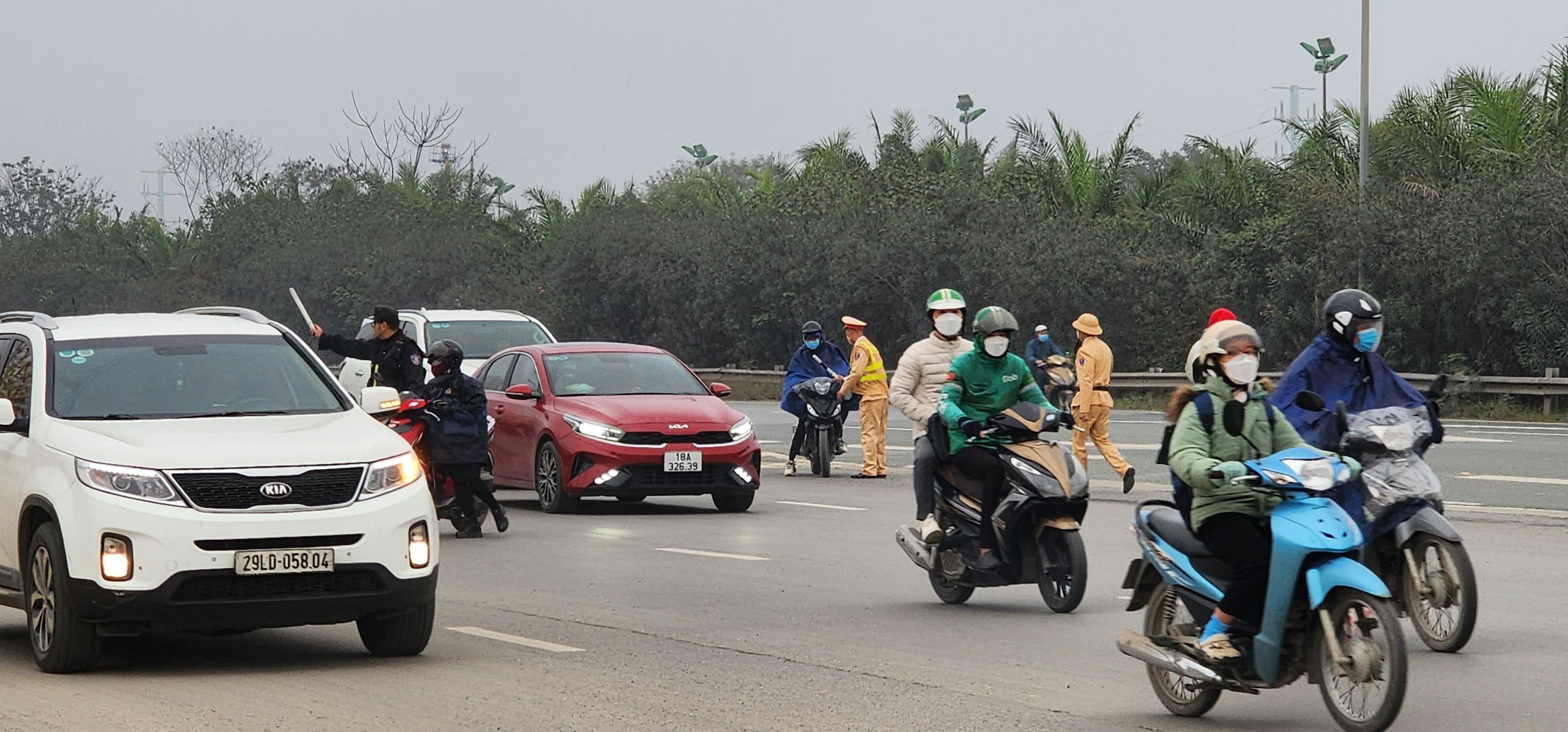 CSGT Hà Nội "đón lõng" xử phạt hàng loạt người đi xe máy trên Đại lộ Thăng Long- Ảnh 1.