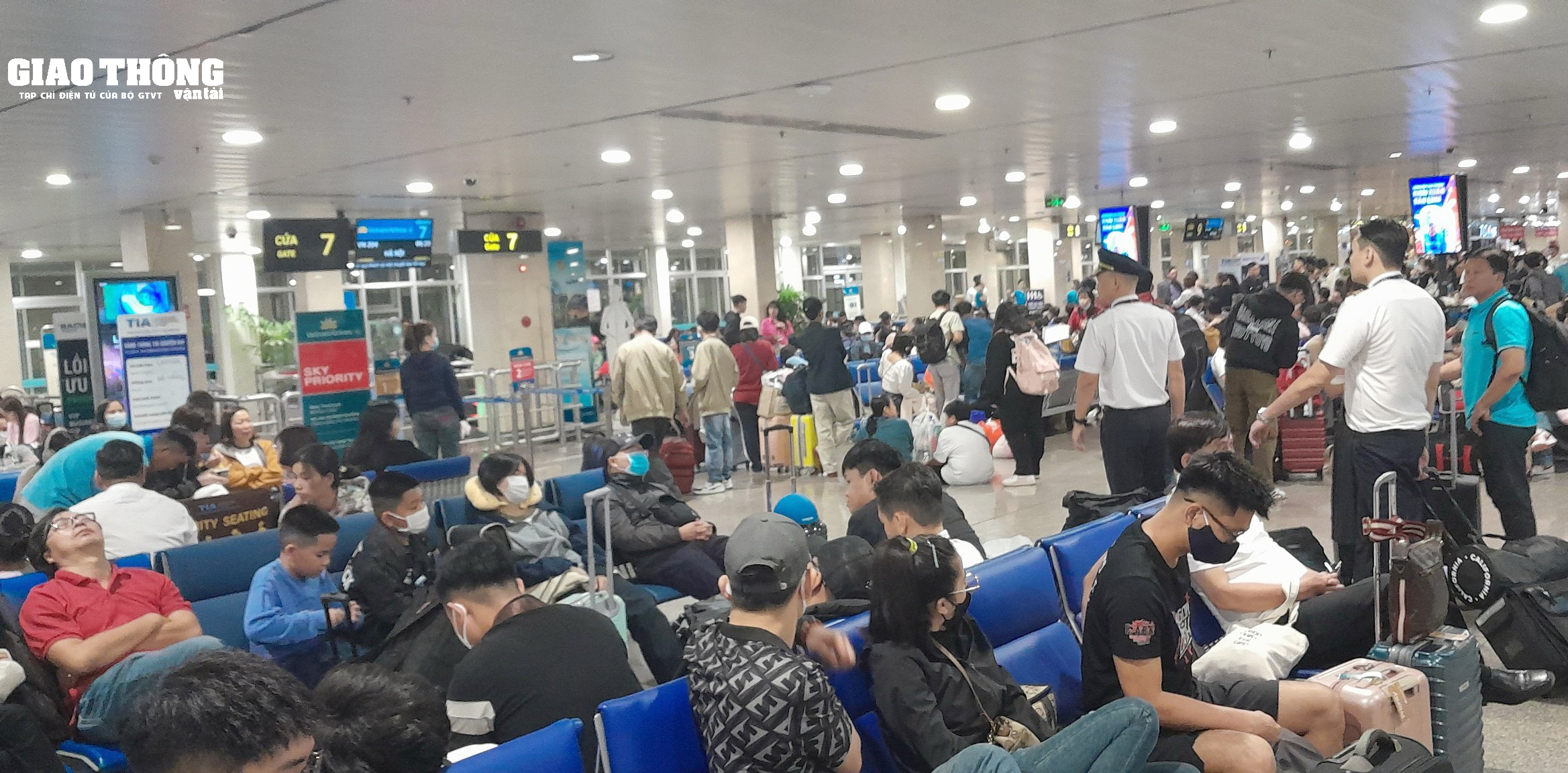 Hàng nghìn người dân xếp hàng chờ làm thủ tục tại sân bay Tân Sơn Nhất về quê đón Tết- Ảnh 13.