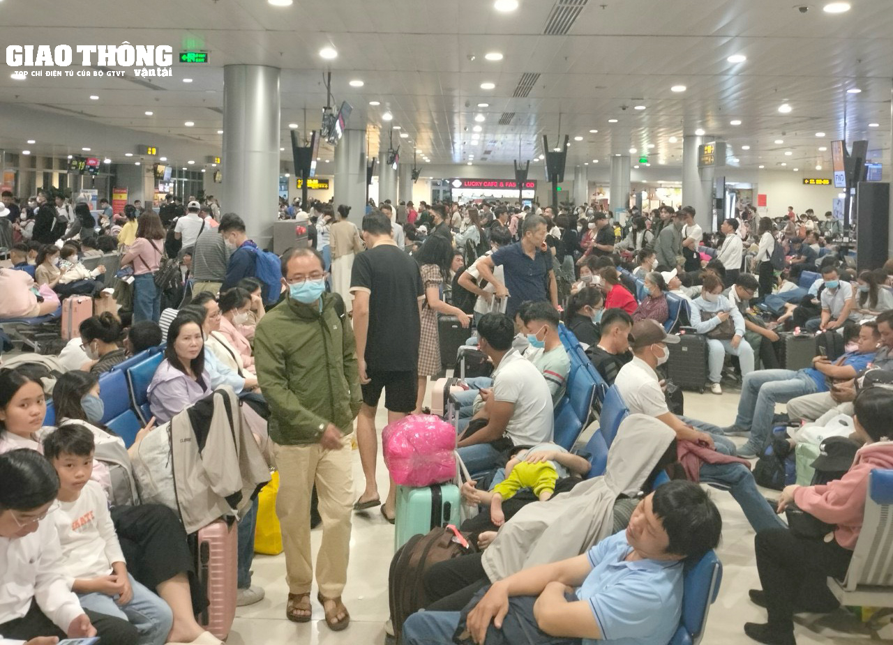 Hàng nghìn người dân xếp hàng chờ làm thủ tục tại sân bay Tân Sơn Nhất về quê đón Tết- Ảnh 12.