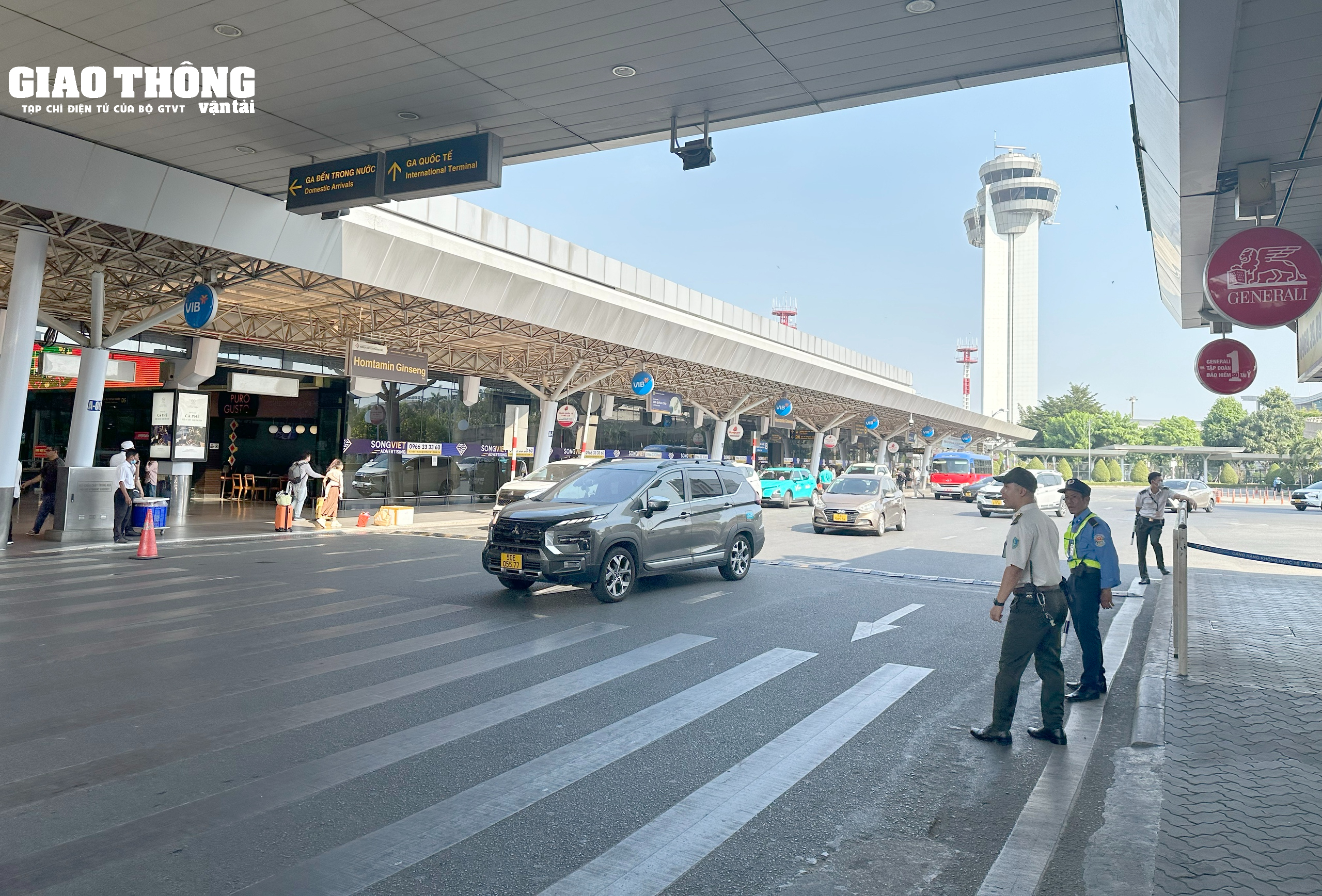 Hàng nghìn người dân xếp hàng chờ làm thủ tục tại sân bay Tân Sơn Nhất về quê đón Tết- Ảnh 14.