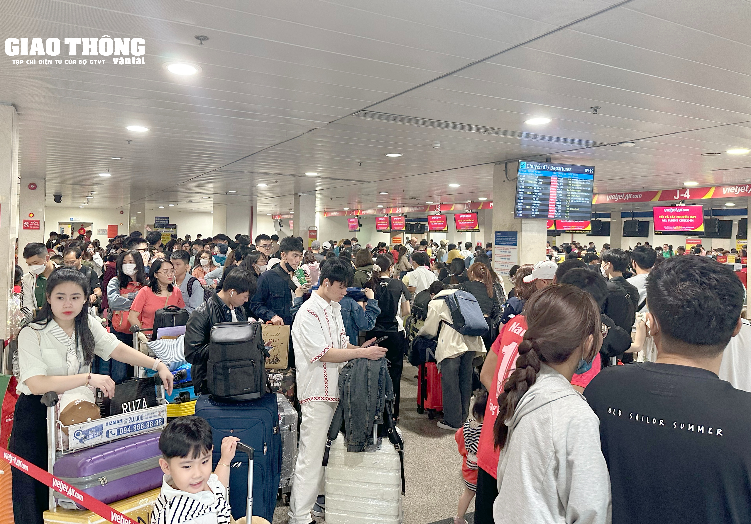 Hàng nghìn người dân xếp hàng chờ làm thủ tục tại sân bay Tân Sơn Nhất về quê đón Tết- Ảnh 8.