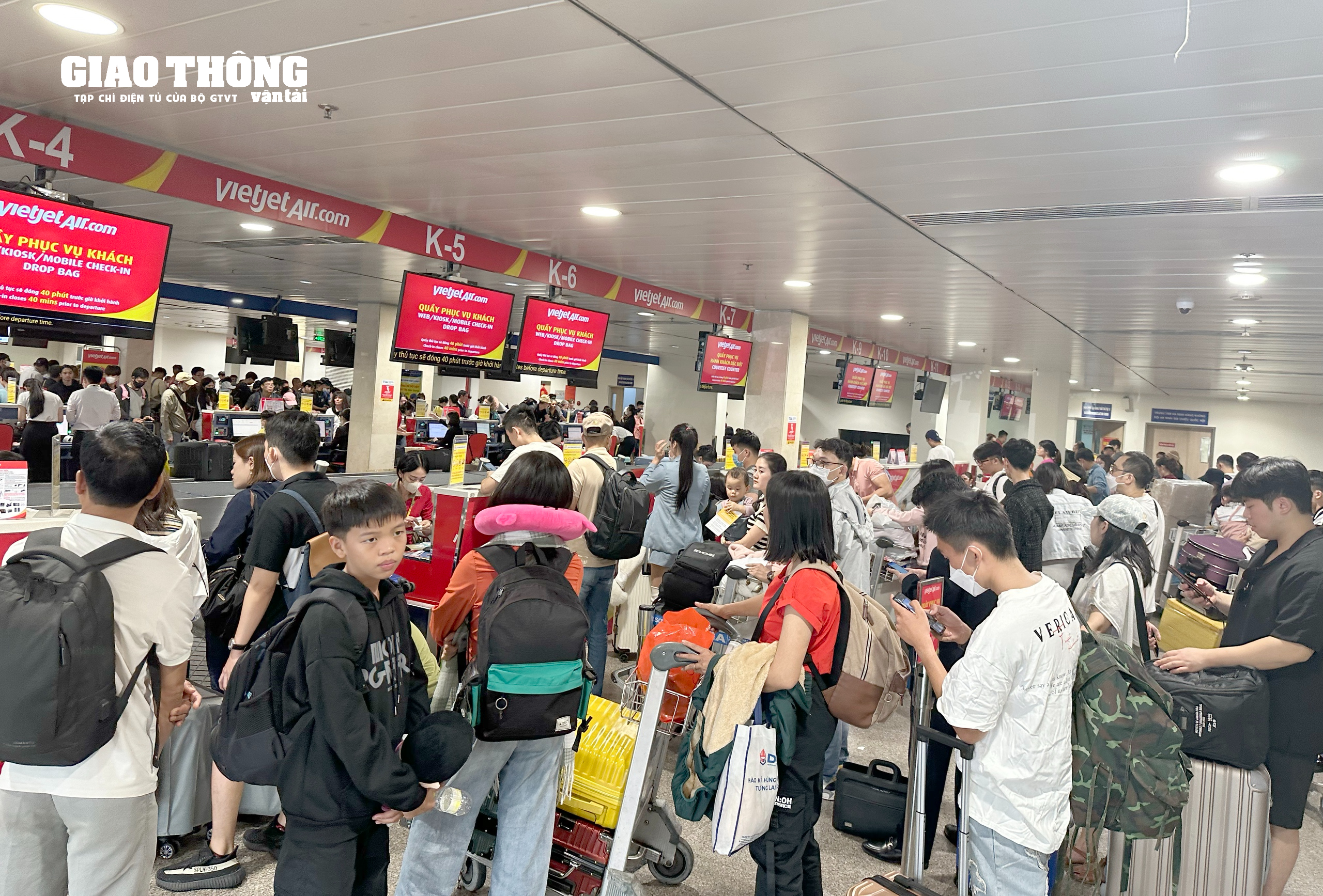 Hàng nghìn người dân xếp hàng chờ làm thủ tục tại sân bay Tân Sơn Nhất về quê đón Tết- Ảnh 1.