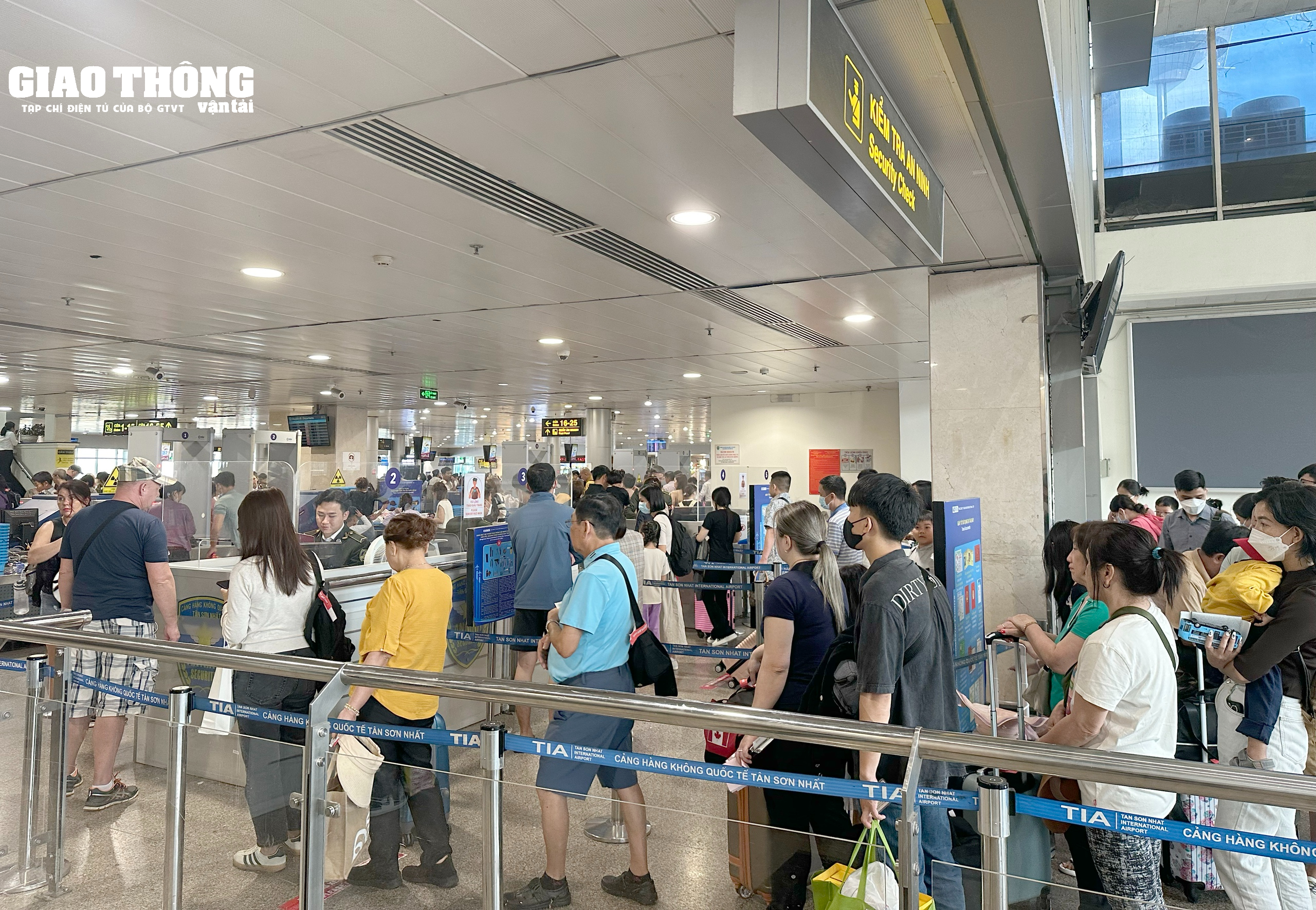 Hàng nghìn người dân xếp hàng chờ làm thủ tục tại sân bay Tân Sơn Nhất về quê đón Tết- Ảnh 11.