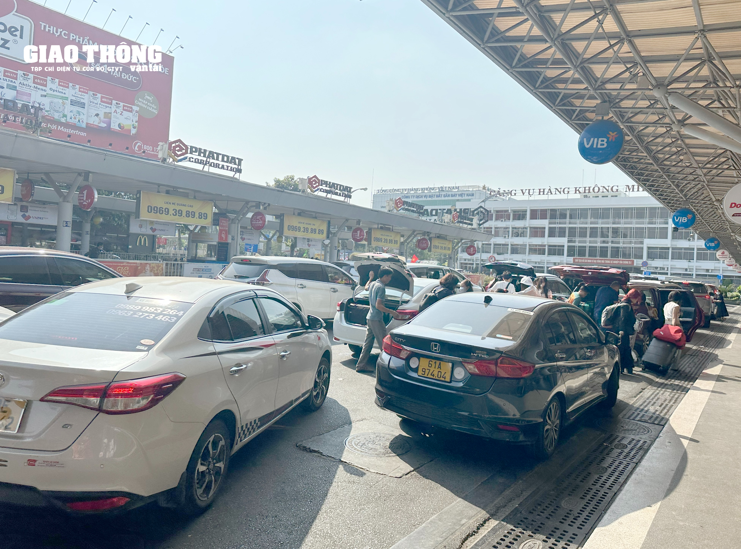 Hàng nghìn người dân xếp hàng chờ làm thủ tục tại sân bay Tân Sơn Nhất về quê đón Tết- Ảnh 2.