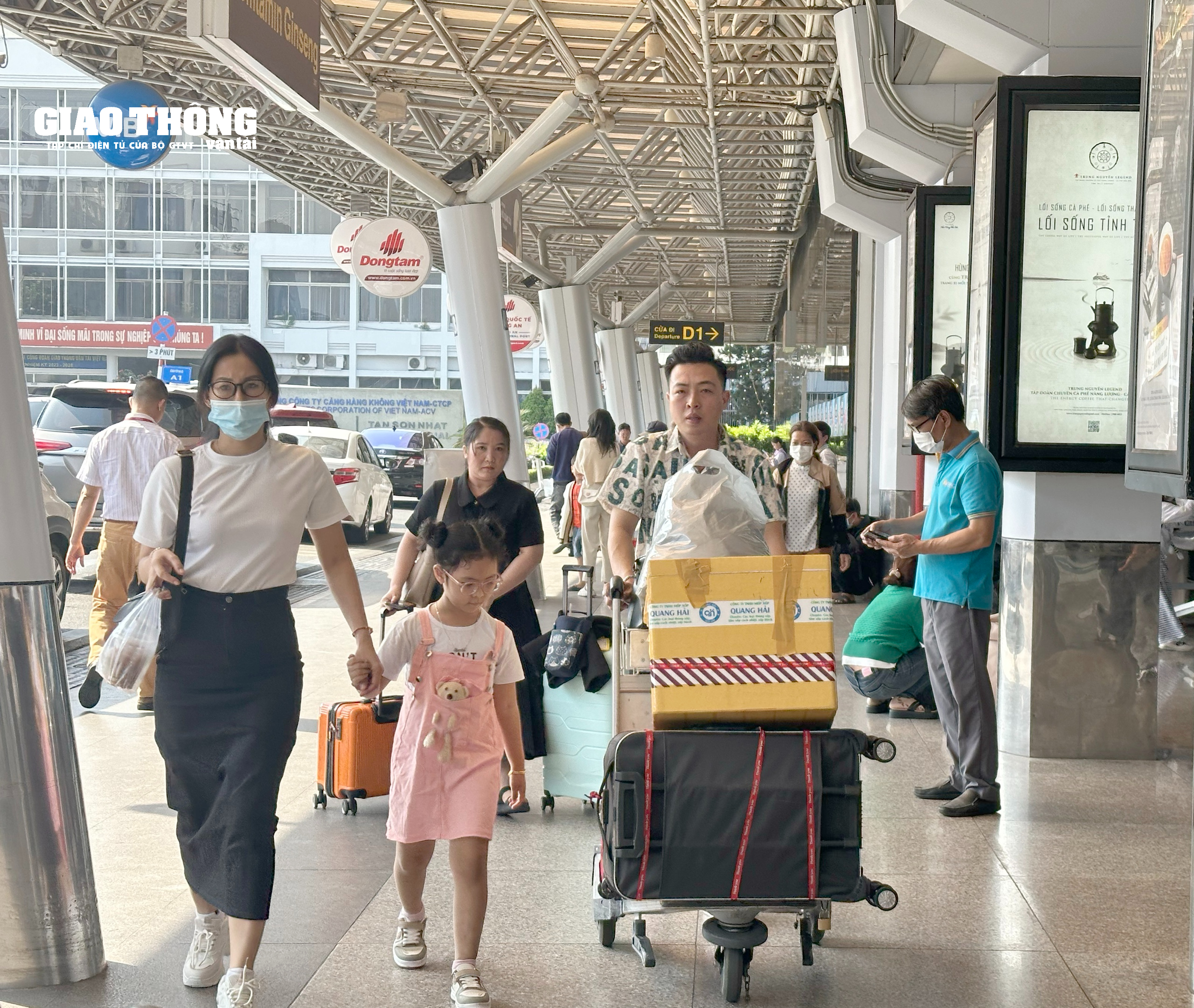 Hàng nghìn người dân xếp hàng chờ làm thủ tục tại sân bay Tân Sơn Nhất về quê đón Tết- Ảnh 5.