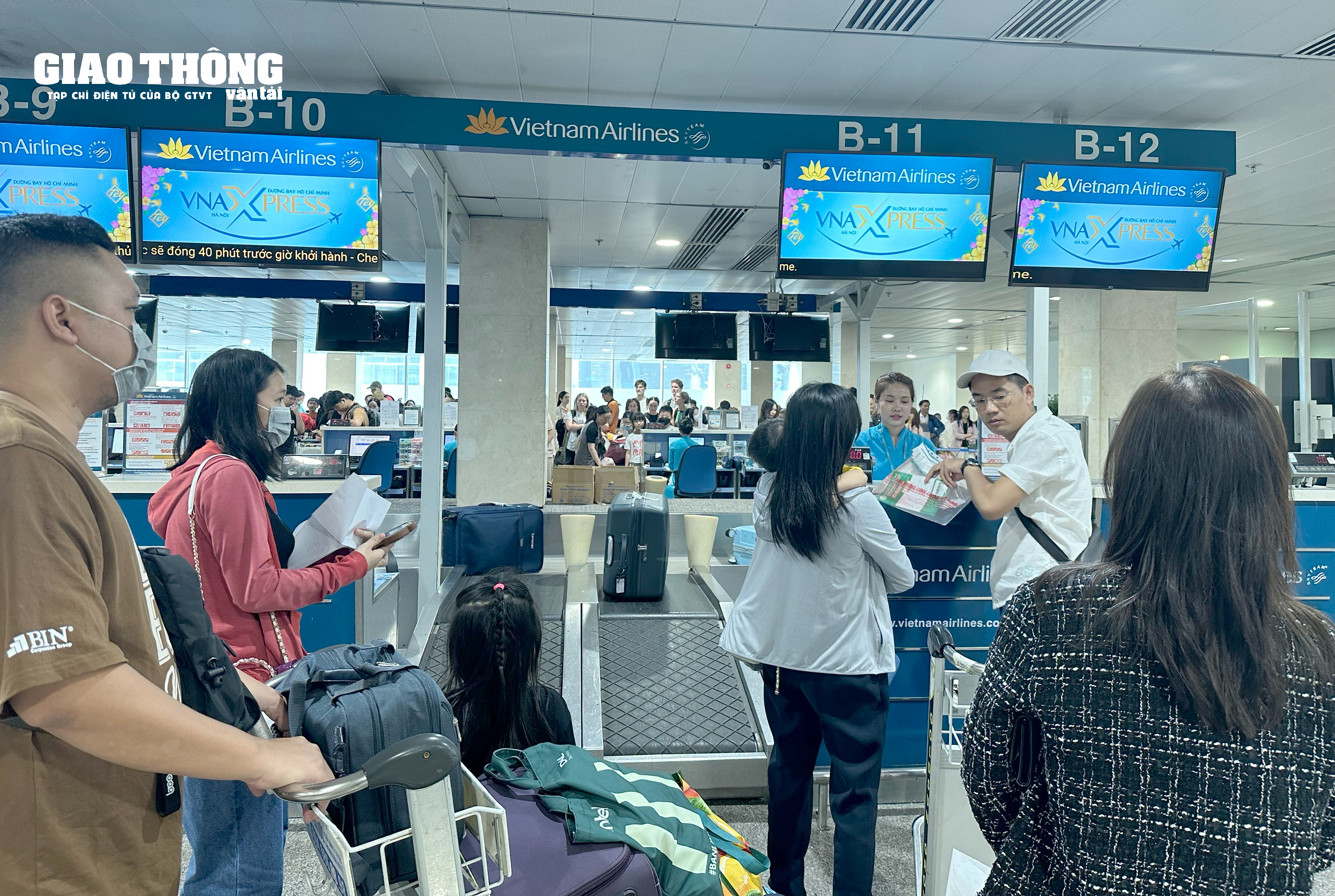 Hàng nghìn người dân xếp hàng chờ làm thủ tục tại sân bay Tân Sơn Nhất về quê đón Tết- Ảnh 7.