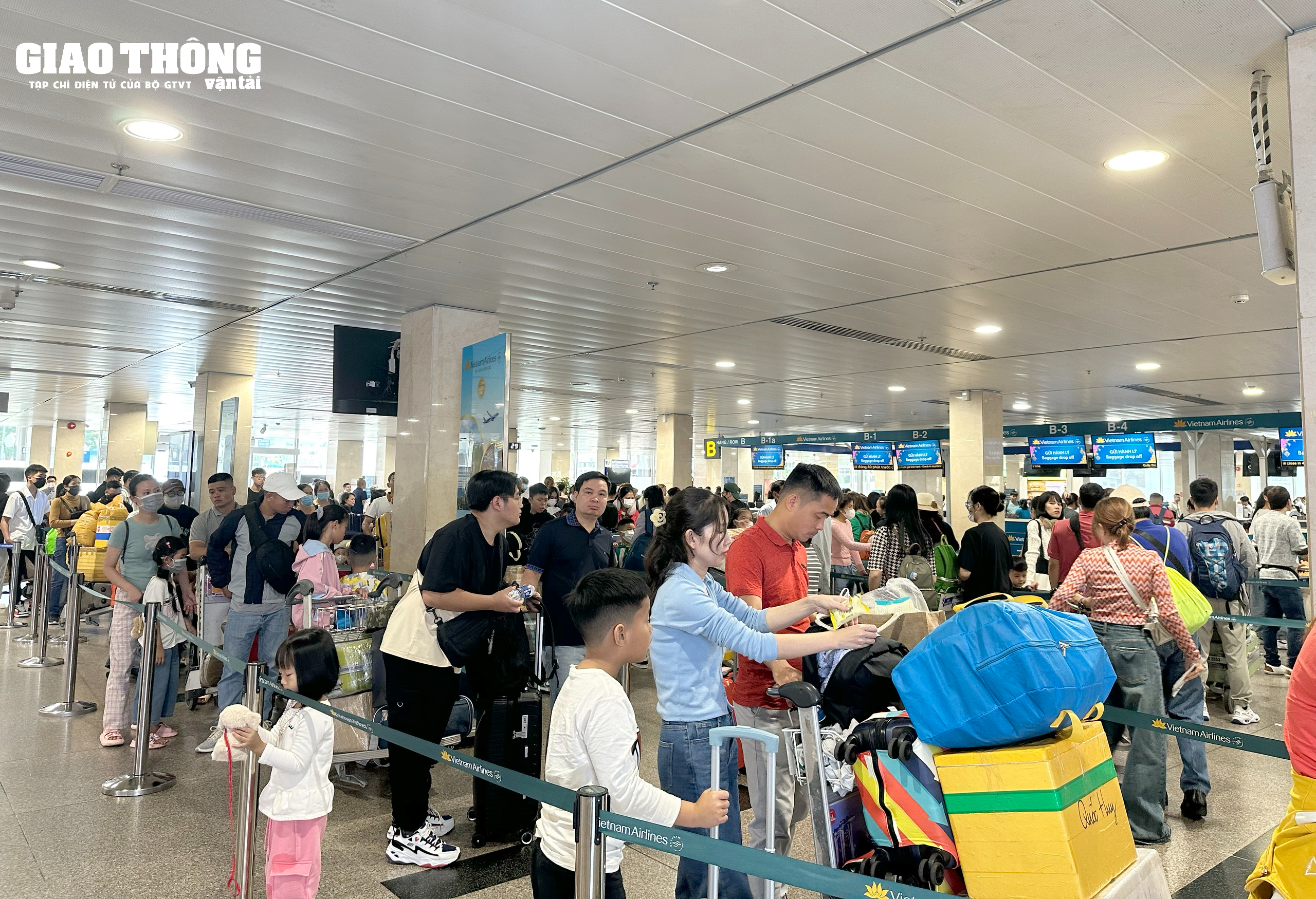Hàng nghìn người dân xếp hàng chờ làm thủ tục tại sân bay Tân Sơn Nhất về quê đón Tết- Ảnh 6.