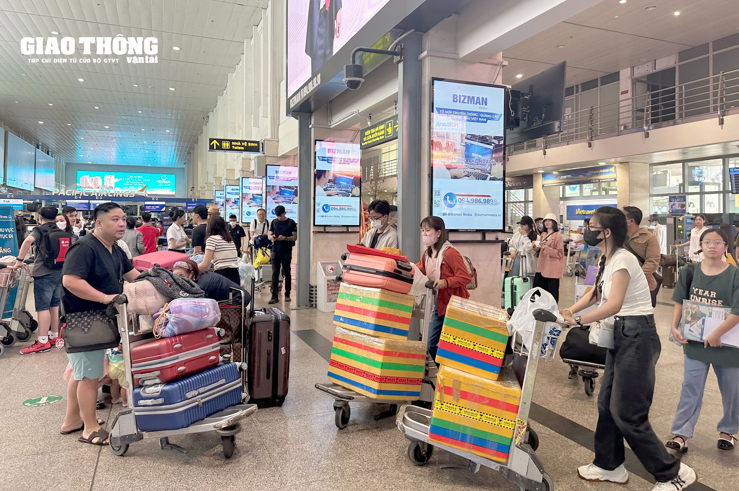 Hàng nghìn người dân xếp hàng chờ làm thủ tục tại sân bay Tân Sơn Nhất về quê đón Tết- Ảnh 4.