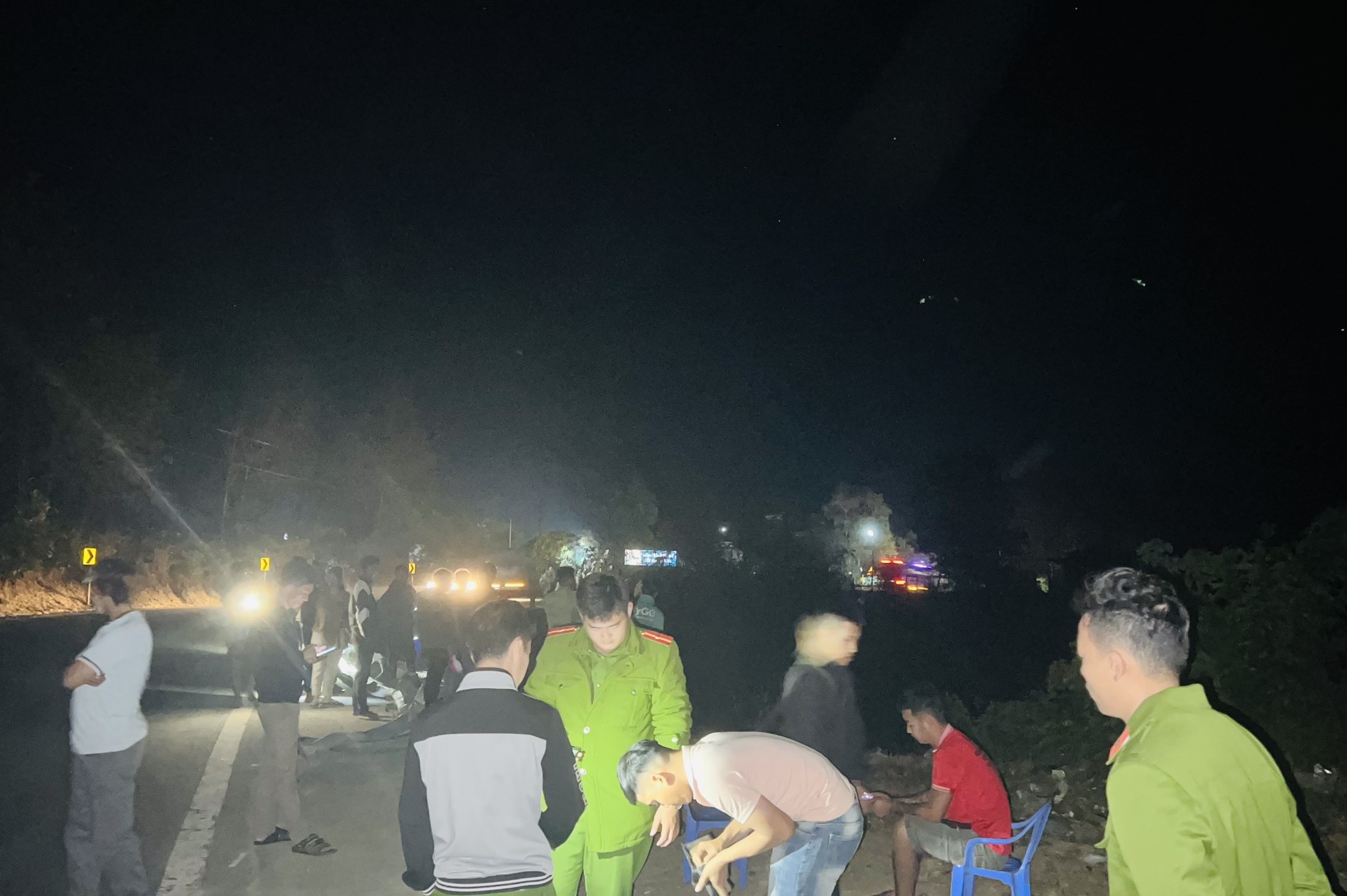 Hiện trường TNGT xe khách lao xuống vực, khiến 9 người bị thương ở Kon Tum- Ảnh 1.