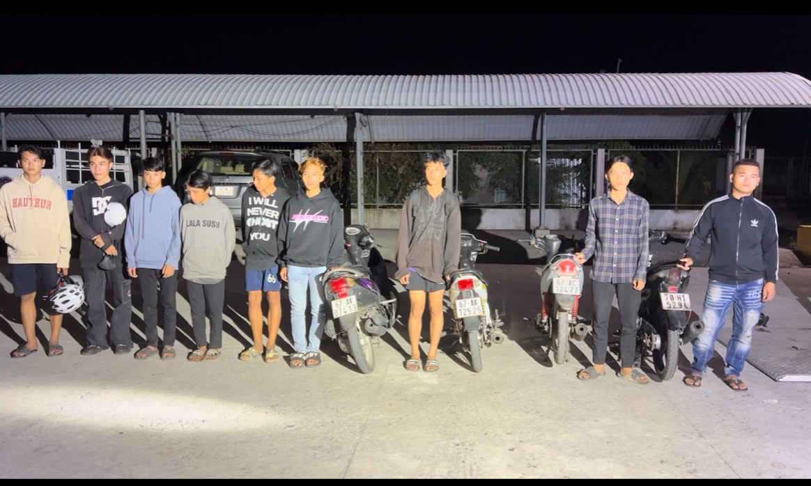 CSGT An Giang phối hợp chặn bắt giữ nhóm "quái xế" đua xe lúc nửa đêm- Ảnh 1.