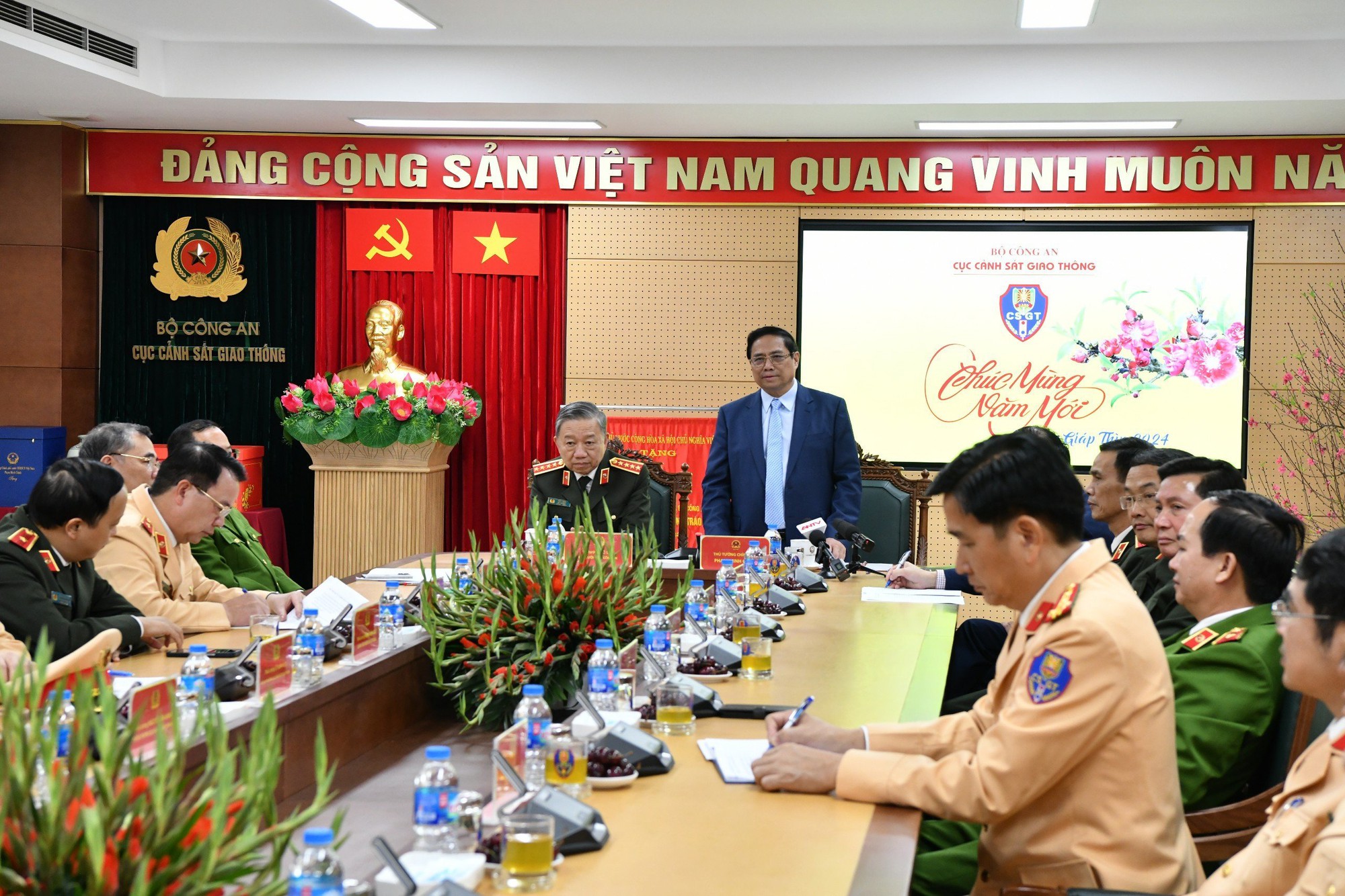Thủ tướng Phạm Minh Chính: Bảo đảm TTATGT để nhân dân đón Tết vui vẻ, an lành- Ảnh 1.