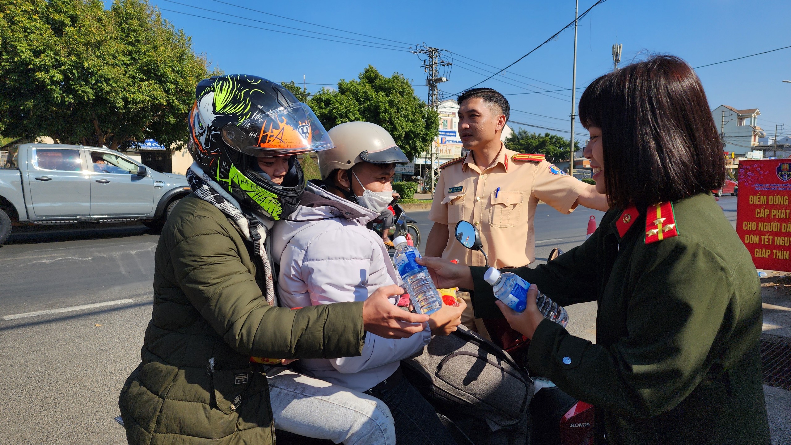 CSGT tỉnh Đắk Lắk phát nước uống, đổ xăng "tiếp sức" người dân về quê đón Tết- Ảnh 7.