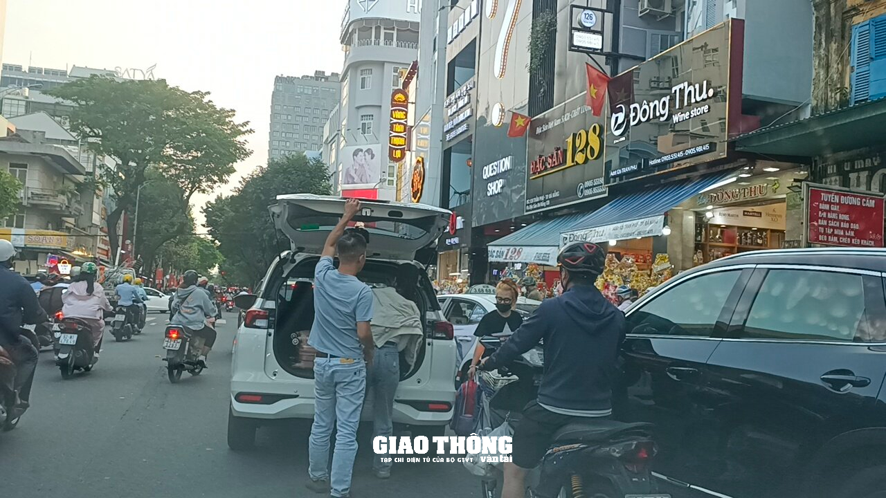 Bất chấp biển cấm, ô tô vẫn nối đuôi nhau dừng, đỗ trên đường phố trung tâm Đà Nẵng- Ảnh 1.