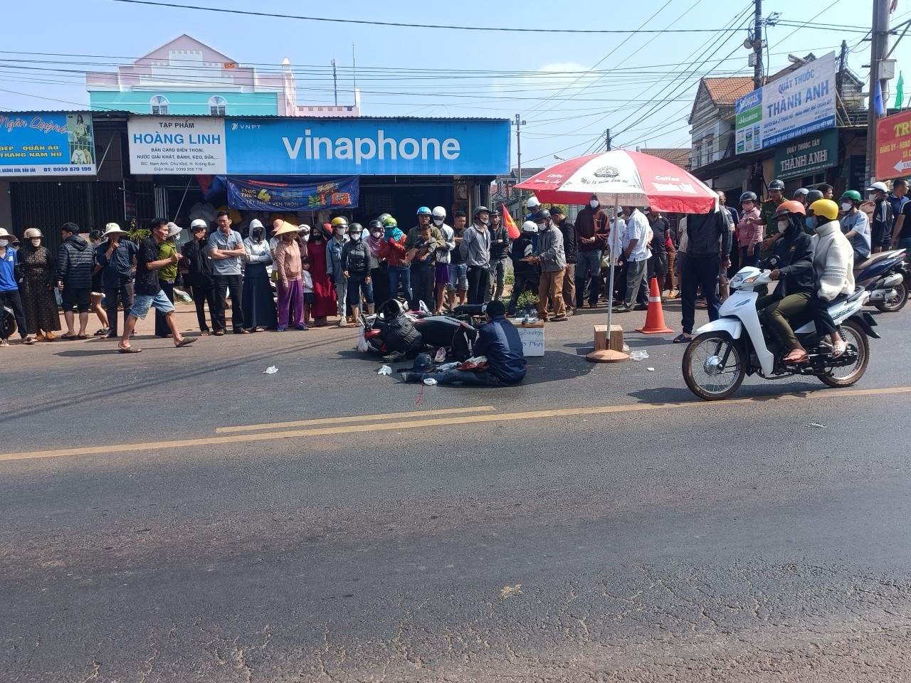 Vụ TNGT giữa xe máy và xe khách ở Đắk Lắk, cháu bé 3 tuổi tử vong: Tạm giữ hình sự tài xế xe khách- Ảnh 1.