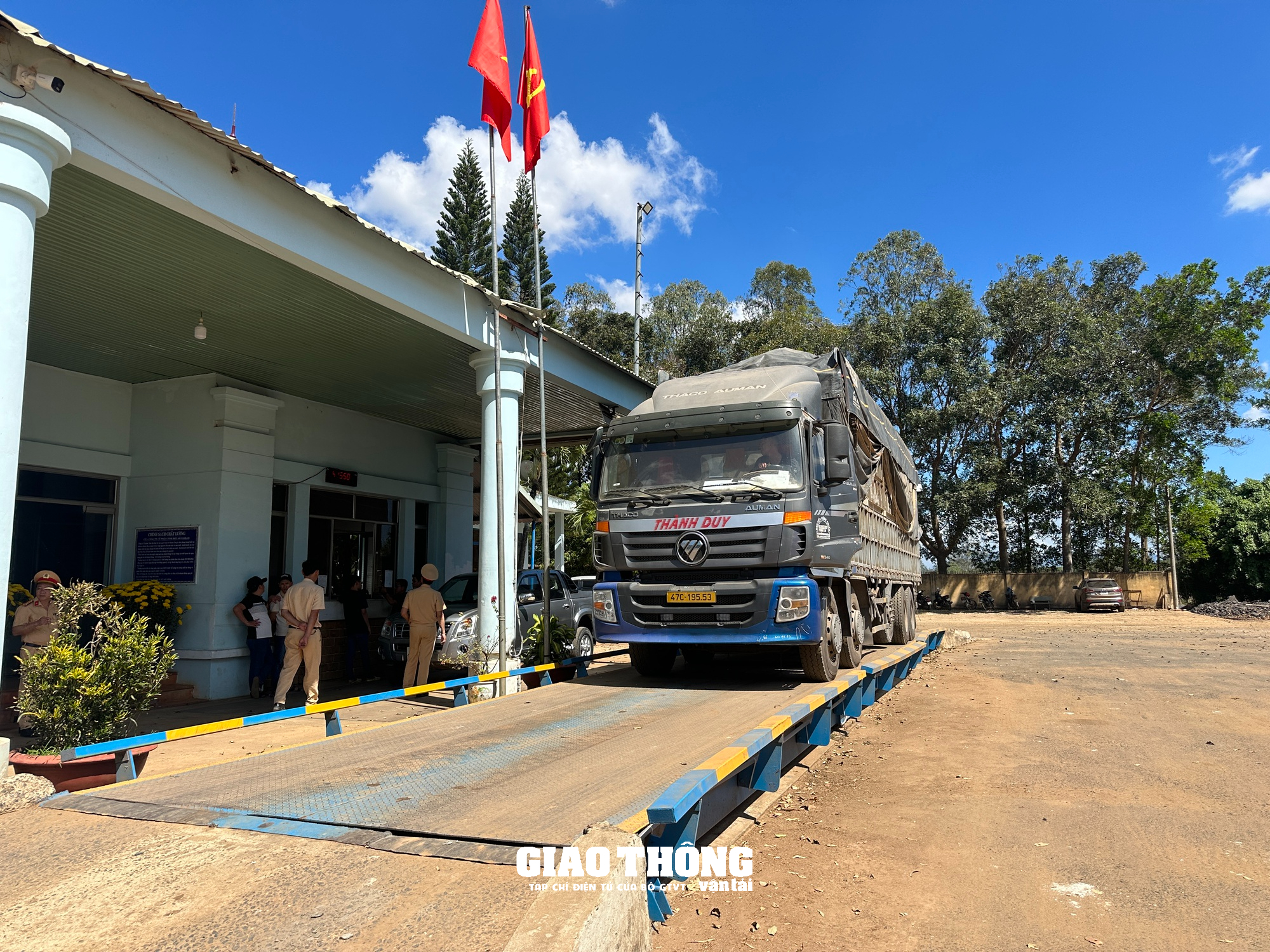 Phó Giám đốc Công an tỉnh Đắk Lắk trực tiếp chỉ đạo xử lý hàng loạt xe quá khổ, quá tải- Ảnh 3.