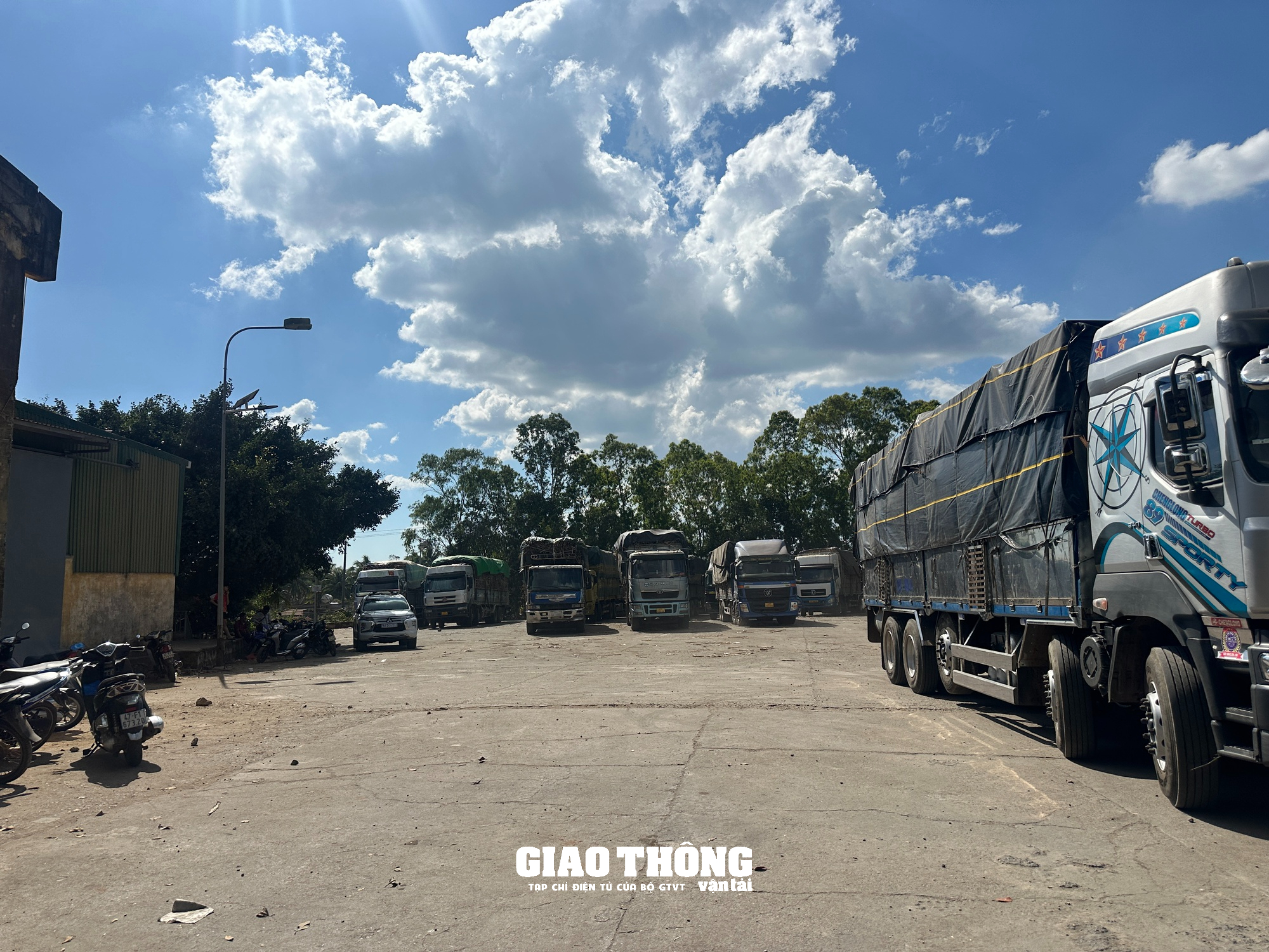 Phó Giám đốc Công an tỉnh Đắk Lắk trực tiếp chỉ đạo xử lý hàng loạt xe quá khổ, quá tải- Ảnh 4.