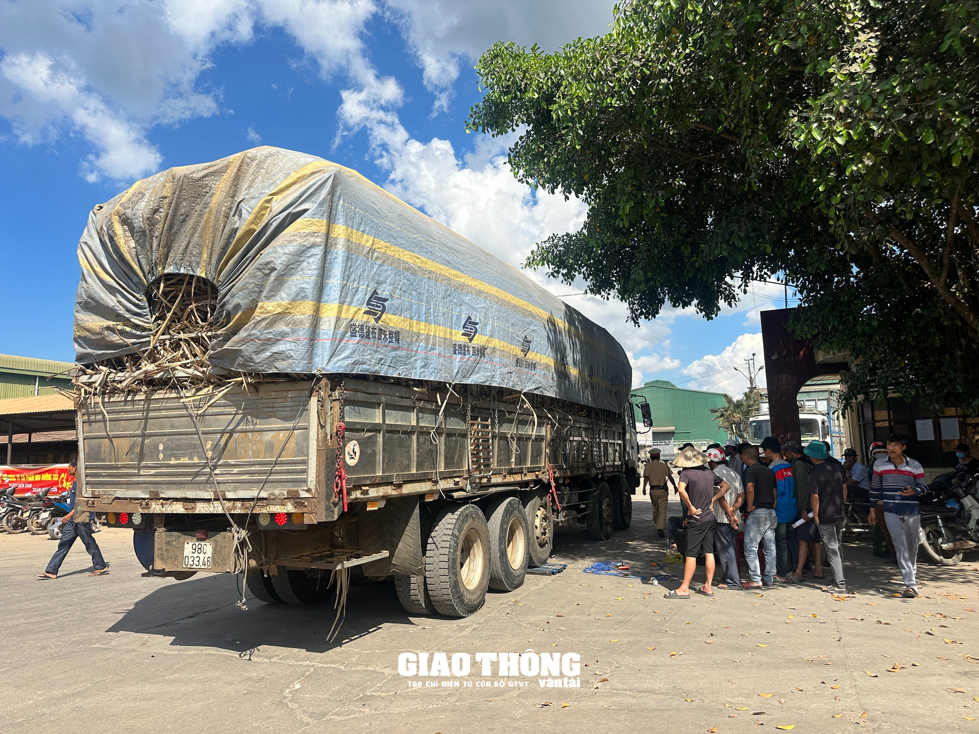 Phó Giám đốc Công an tỉnh Đắk Lắk trực tiếp chỉ đạo xử lý hàng loạt xe quá khổ, quá tải- Ảnh 5.
