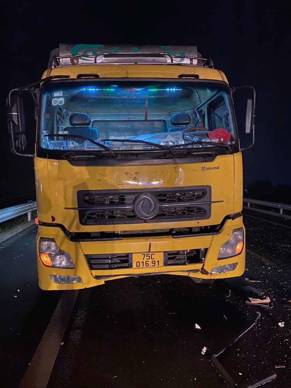 TNGT nghiêm trọng trên cao tốc Cam Lộ - La Sơn khiến 2 người tử vong, 4 người bị thương- Ảnh 2.