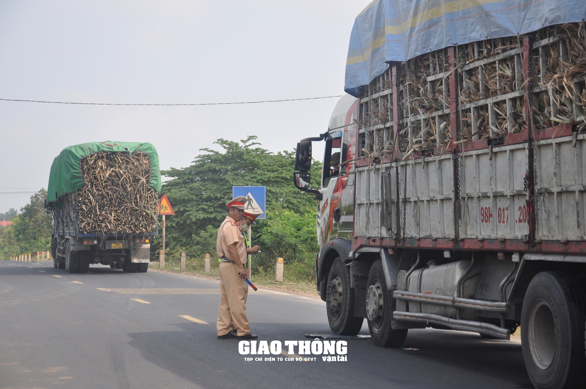 CSGT Phú Yên "dàn trận" xử lý xe quá khổ, quá tải trên các tuyến quốc lộ- Ảnh 1.