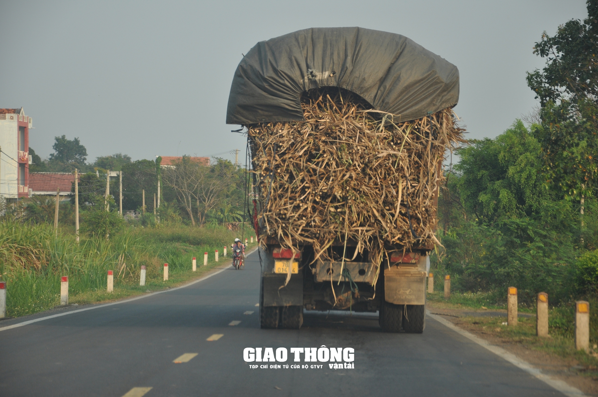 CSGT Phú Yên "dàn trận" xử lý xe quá khổ, quá tải trên các tuyến quốc lộ- Ảnh 3.