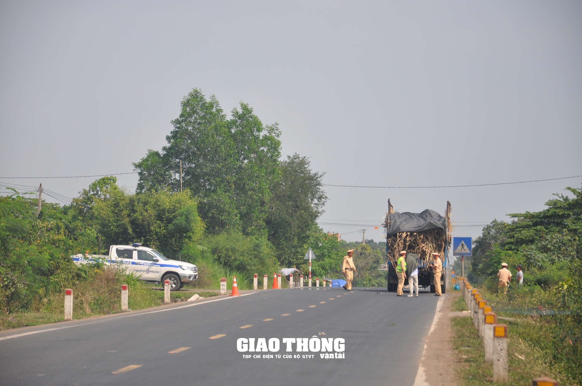 CSGT Phú Yên "dàn trận" xử lý xe quá khổ, quá tải trên các tuyến quốc lộ- Ảnh 10.