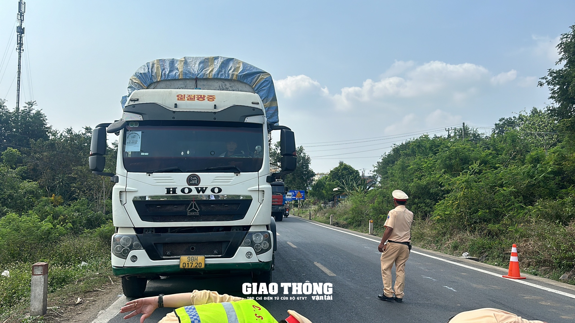 CSGT Phú Yên "dàn trận" xử lý xe quá khổ, quá tải trên các tuyến quốc lộ- Ảnh 9.