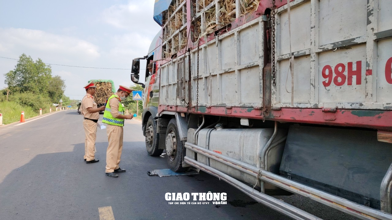 CSGT Phú Yên "dàn trận" xử lý xe quá khổ, quá tải trên các tuyến quốc lộ- Ảnh 7.