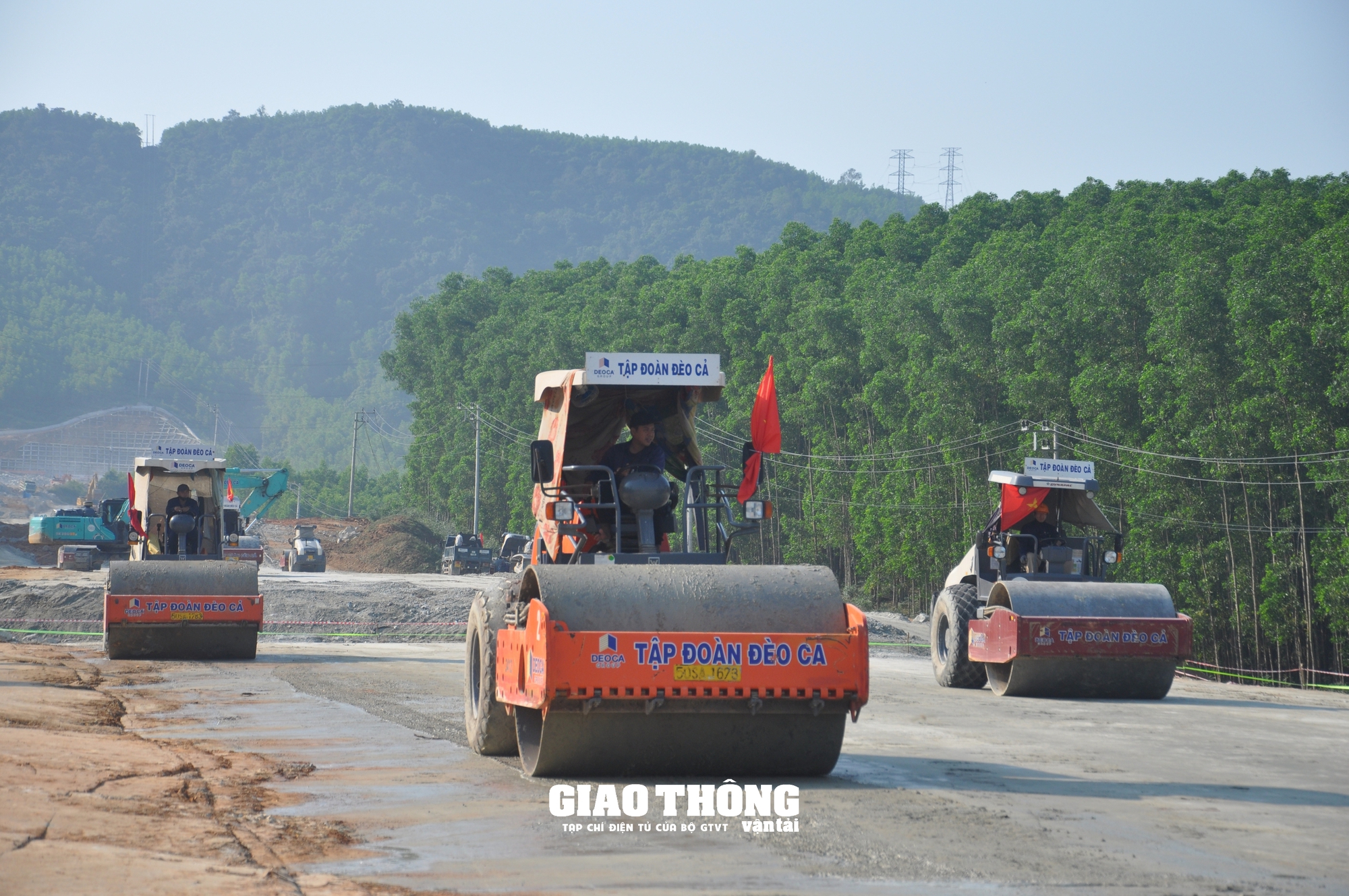 Thi công cao tốc Quảng Ngãi - Hoài Nhơn: Nhà thầu bứt tốc, lấy lại tiến độ- Ảnh 1.