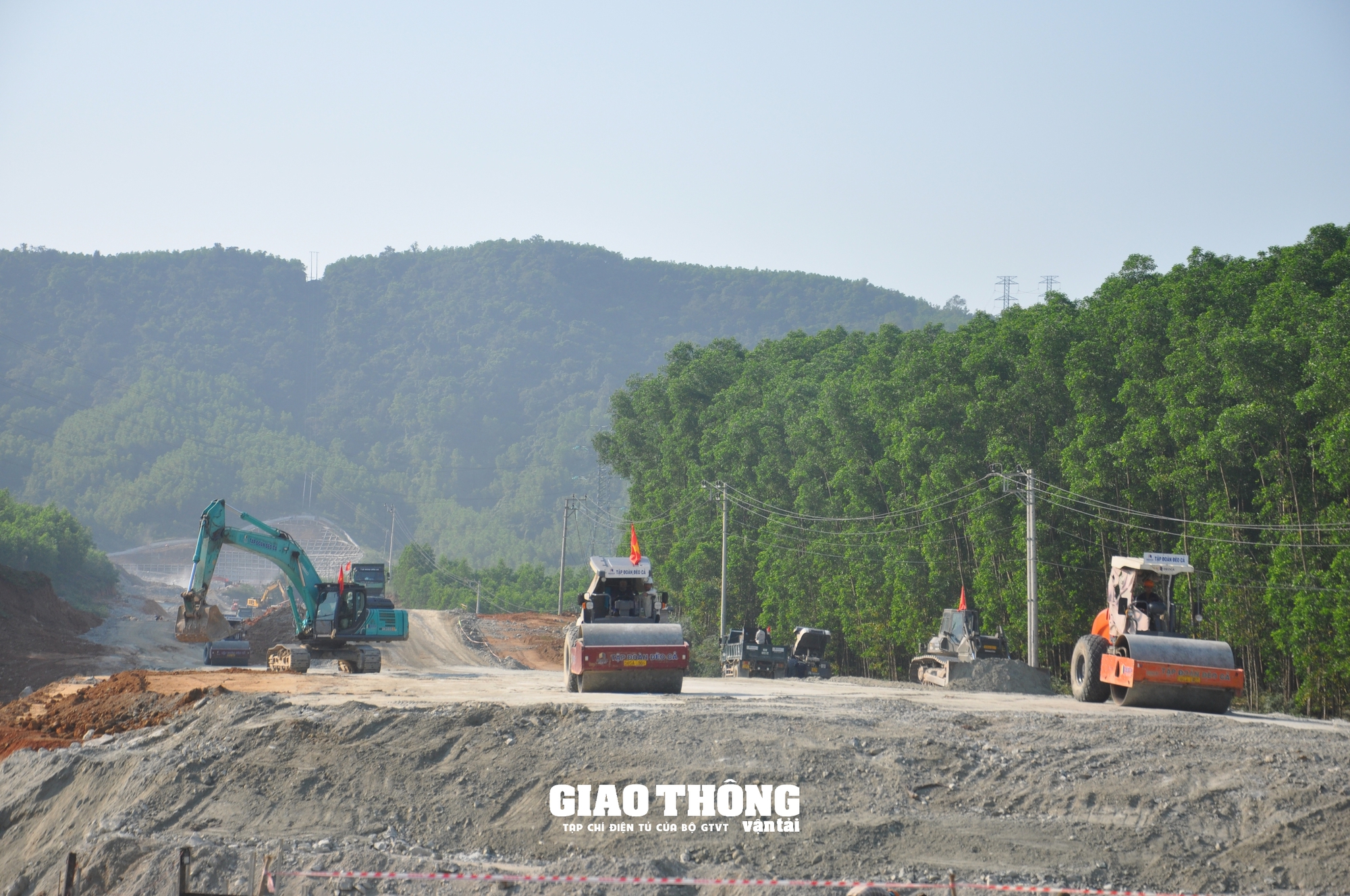 Thi công cao tốc Quảng Ngãi - Hoài Nhơn: Nhà thầu bứt tốc, lấy lại tiến độ- Ảnh 7.