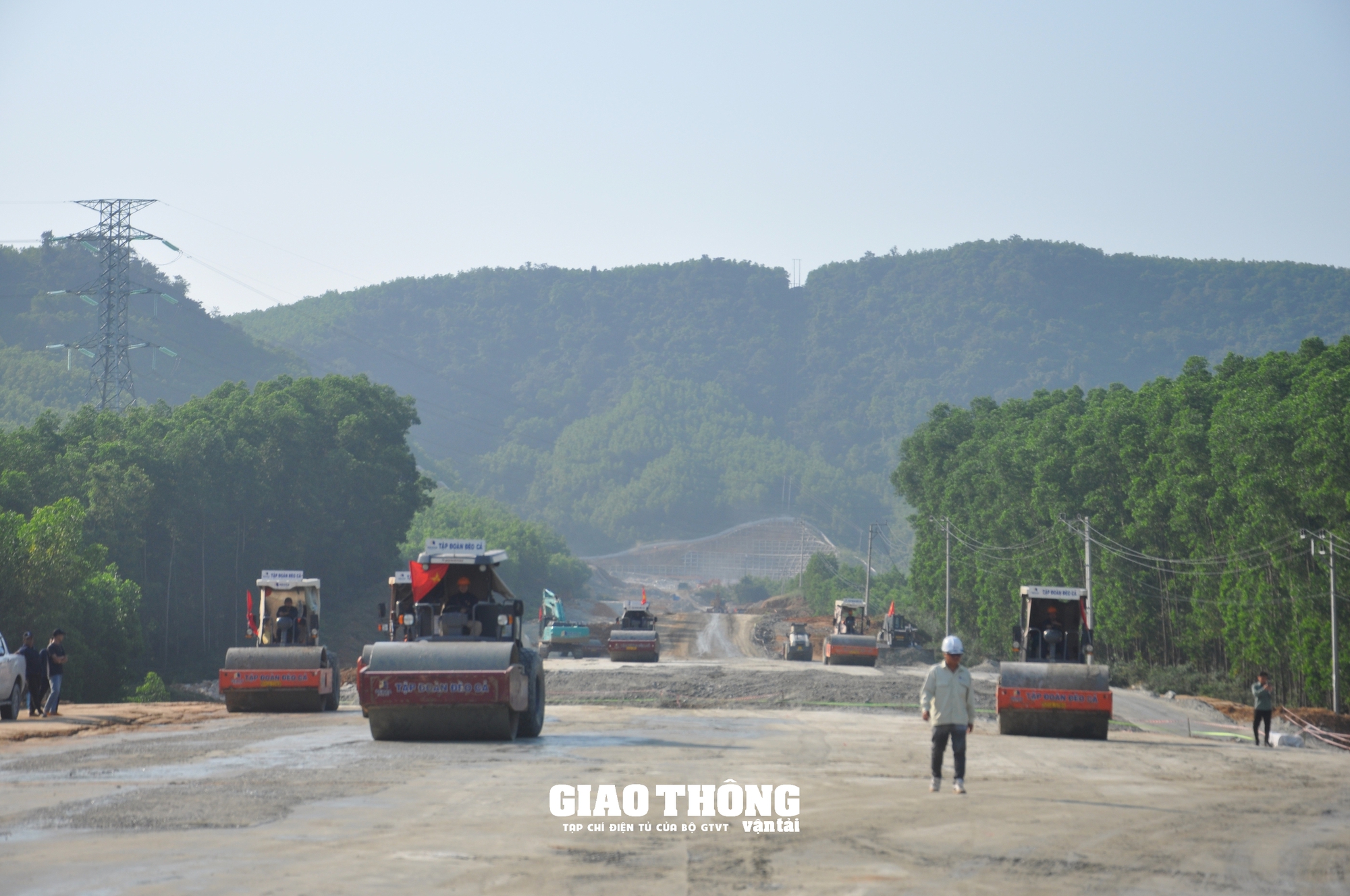 Thi công cao tốc Quảng Ngãi - Hoài Nhơn: Nhà thầu bứt tốc, lấy lại tiến độ- Ảnh 9.