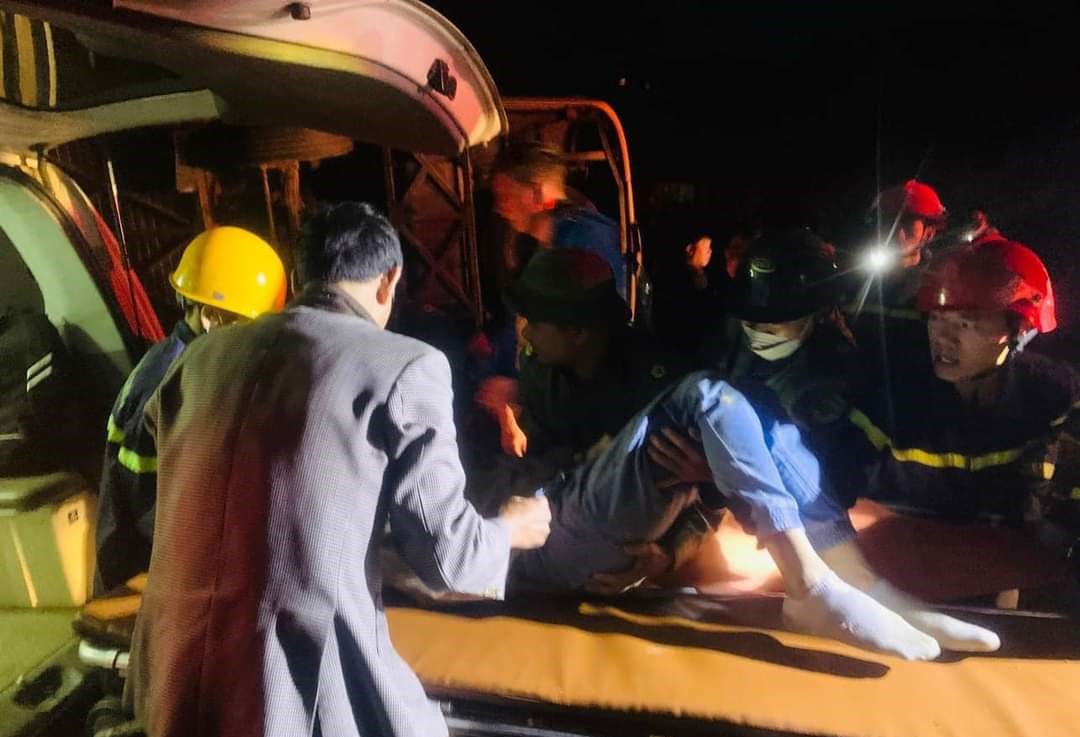 Hiện trường xe khách lật trên QL1 qua tỉnh Quảng Trị, 13 người bị thương - Ảnh 3.