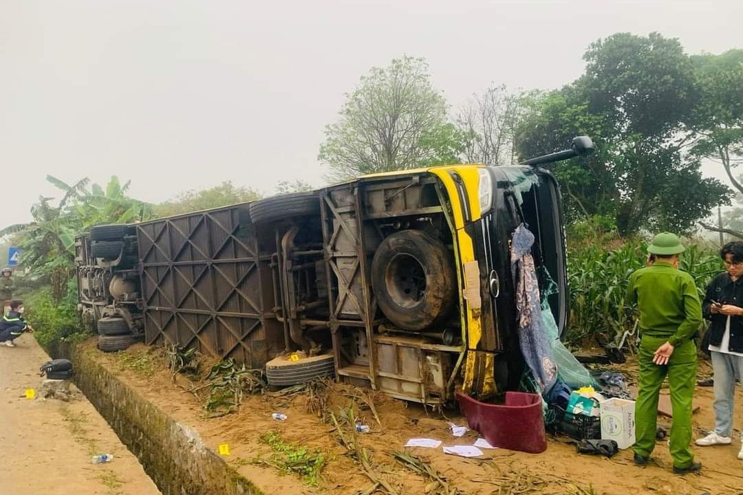 Hiện trường xe khách lật trên QL1 qua tỉnh Quảng Trị, 13 người bị thương - Ảnh 1.