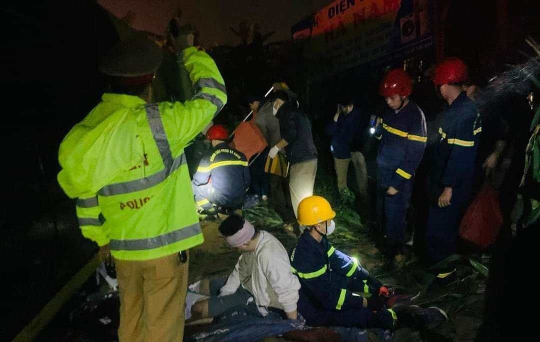 Hiện trường xe khách lật trên QL1 qua tỉnh Quảng Trị, 13 người bị thương - Ảnh 6.