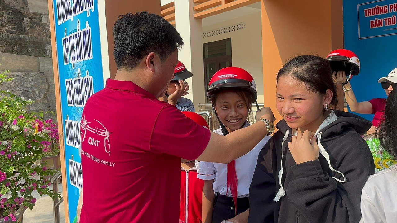 Trao tặng mũ bảo hiểm, phổ biến pháp luật ATGT cho học sinh miền núi Quảng Trị- Ảnh 3.