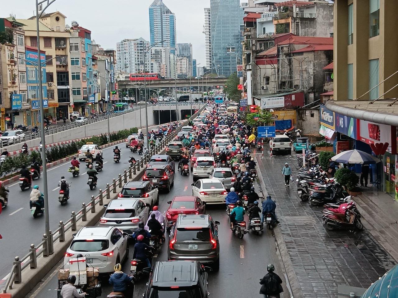 Đường phố Hà Nội ùn ứ, CSGT căng mình phân luồng dưới mưa- Ảnh 3.