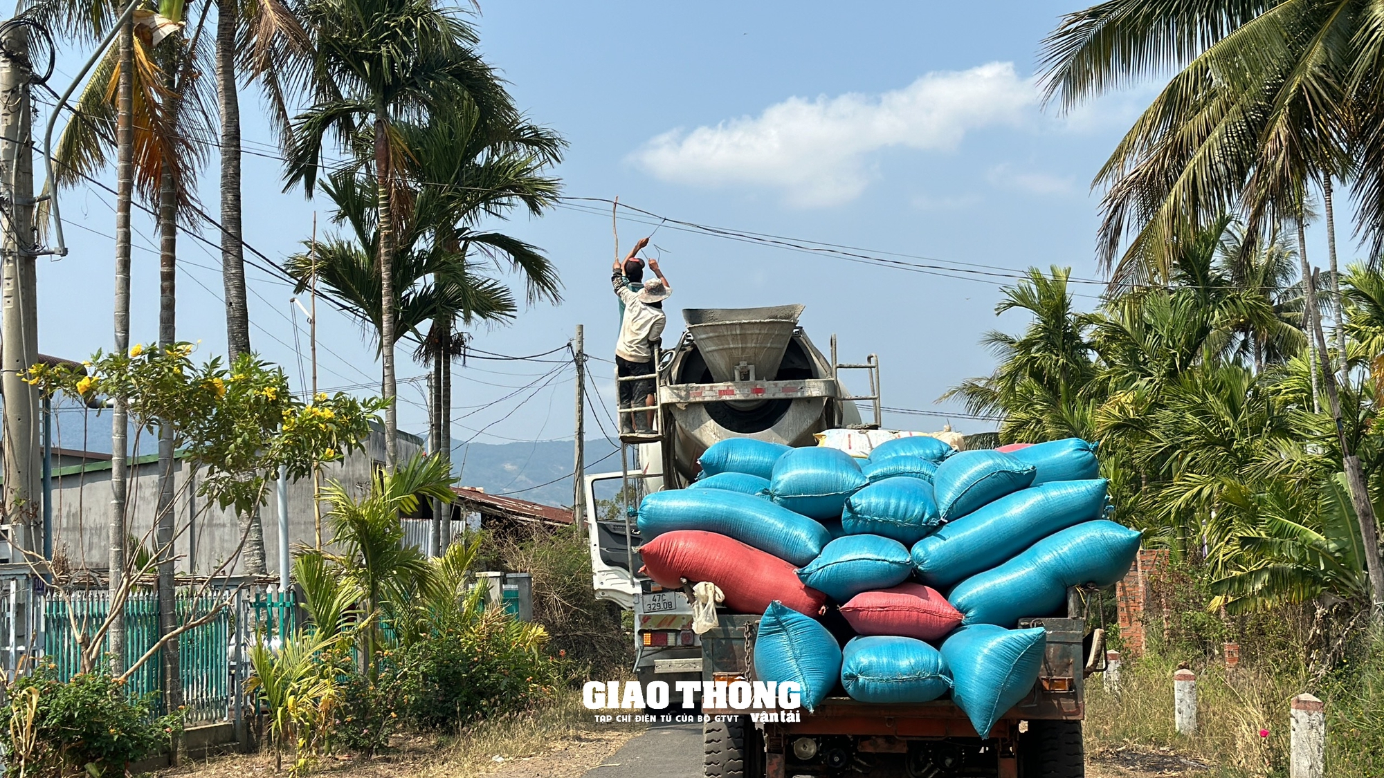 Xe chở bê tông tươi tải trọng lớn "bức tử" đường 13 tấn ở Đắk Lắk- Ảnh 3.