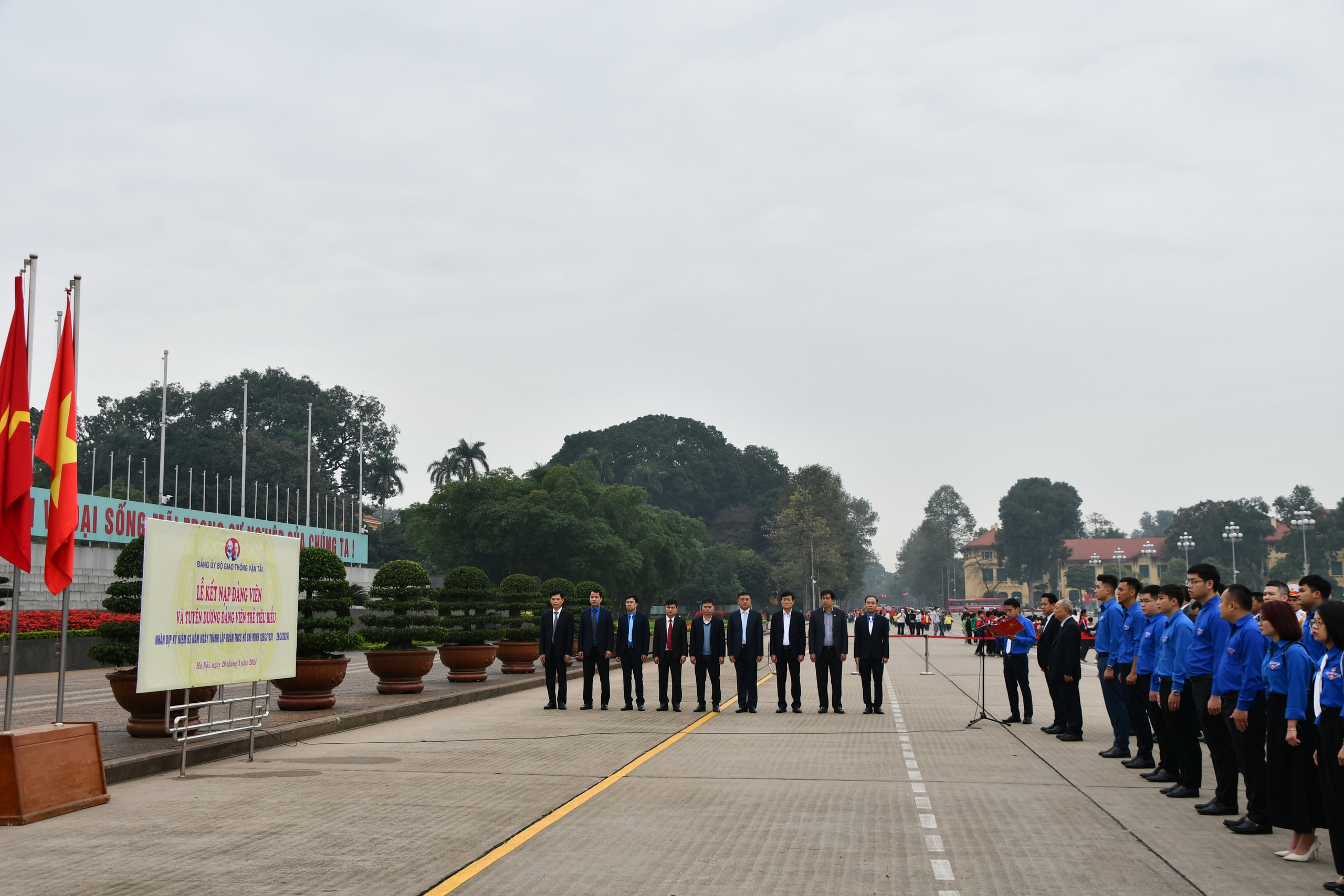 Tuyên dương 27 đảng viên trẻ của Bộ GTVT trước Lăng Chủ tịch Hồ Chí Minh- Ảnh 1.