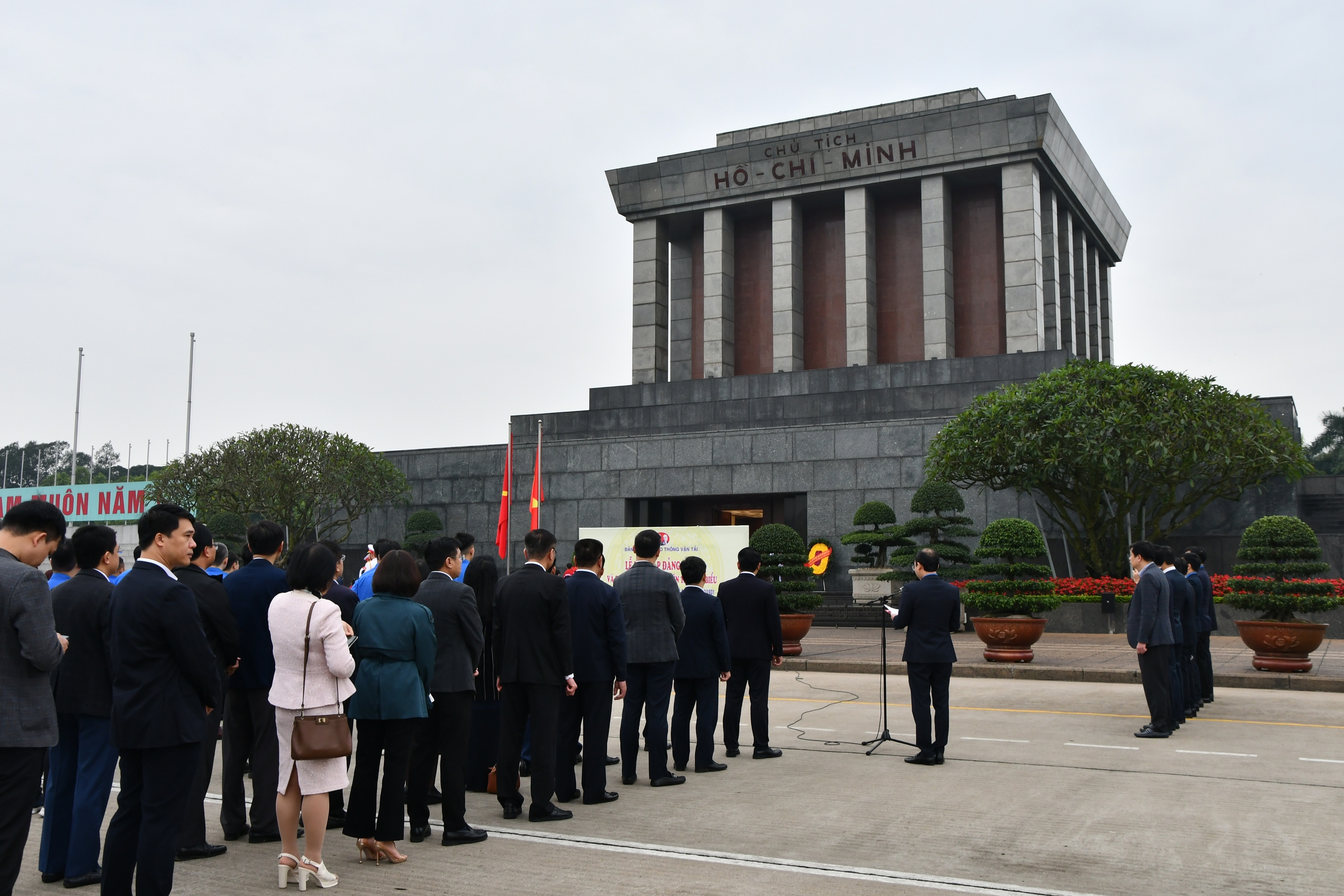 Tuyên dương 27 đảng viên trẻ của Bộ GTVT trước Lăng Chủ tịch Hồ Chí Minh- Ảnh 2.